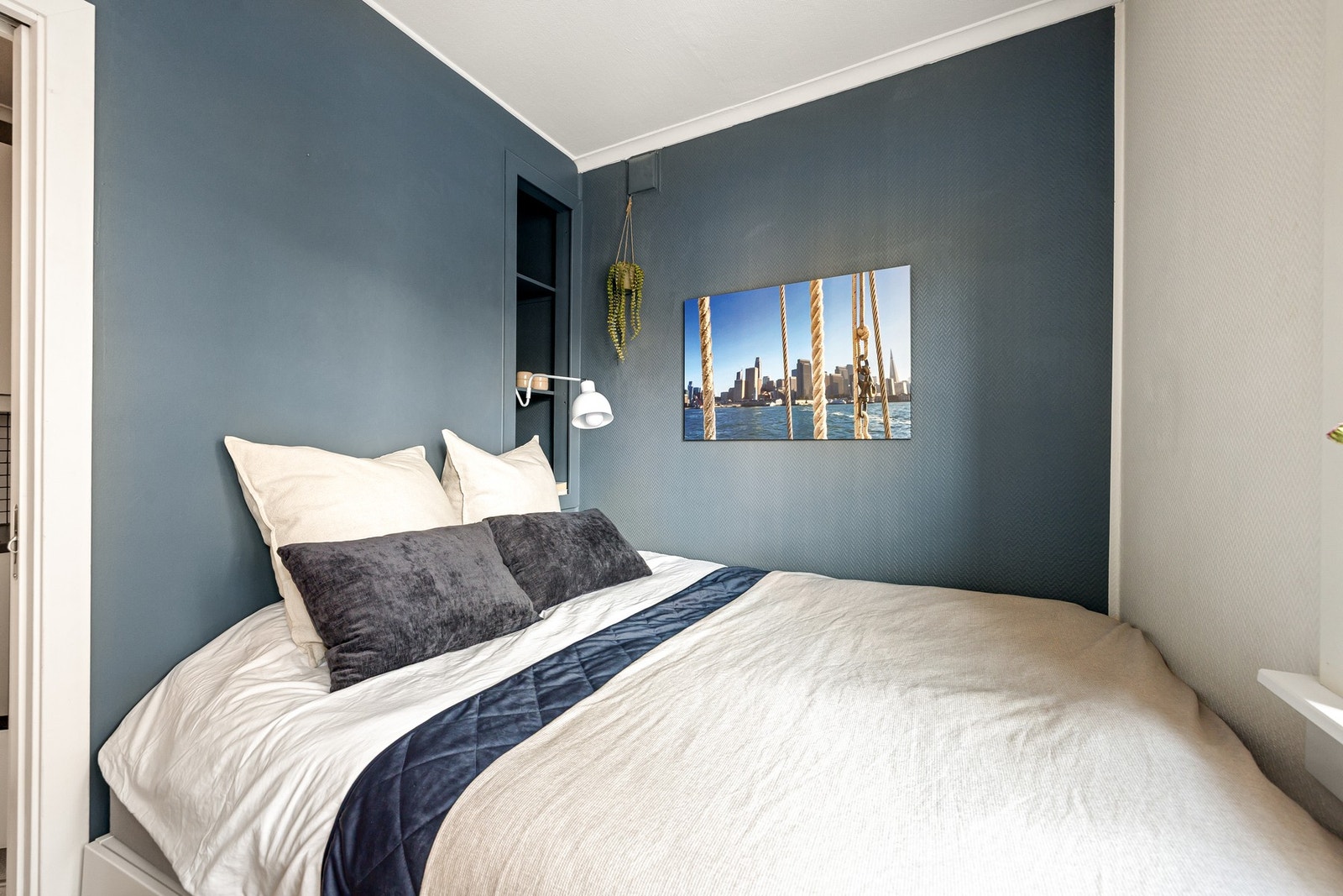 Plassbygd dobbeltseng(160) med oppbevaring under. Galleribilde