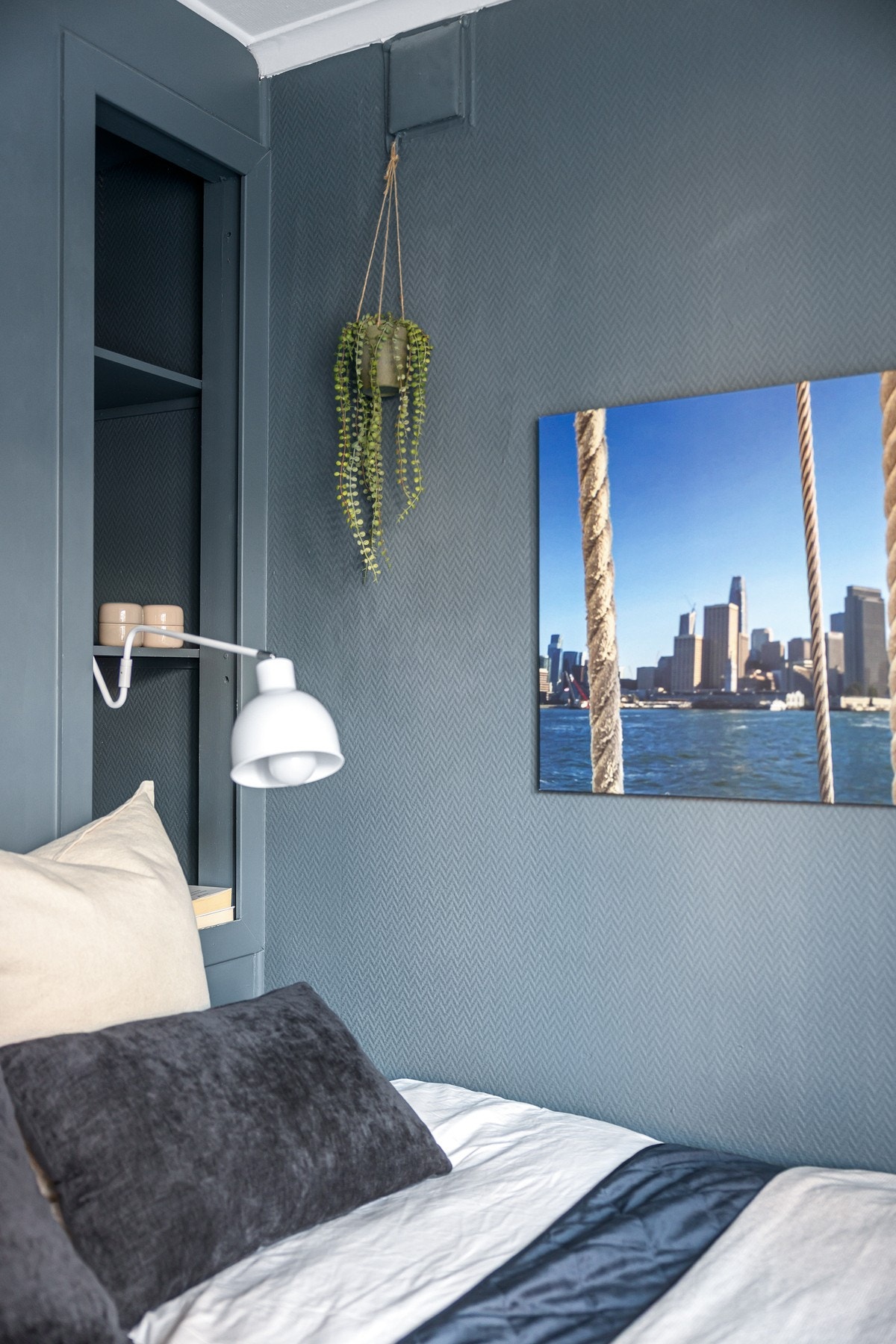 Praktisk nisje over sengen til bøker, lampe m.m. Galleribilde