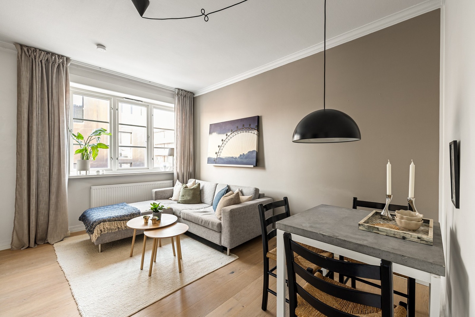 Du har god plass til både spisebord, sofaseksjon og tv-møbel i stuen. Galleribilde