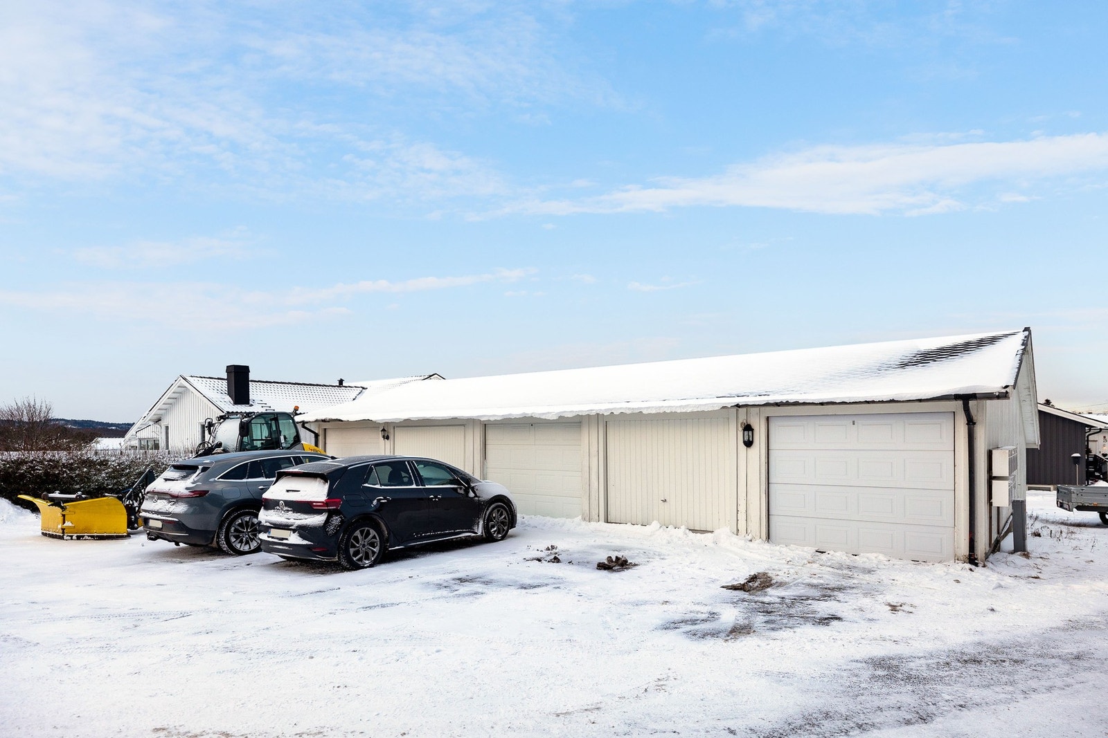 Garasjeplass i felles garasjerekke. Galleribilde