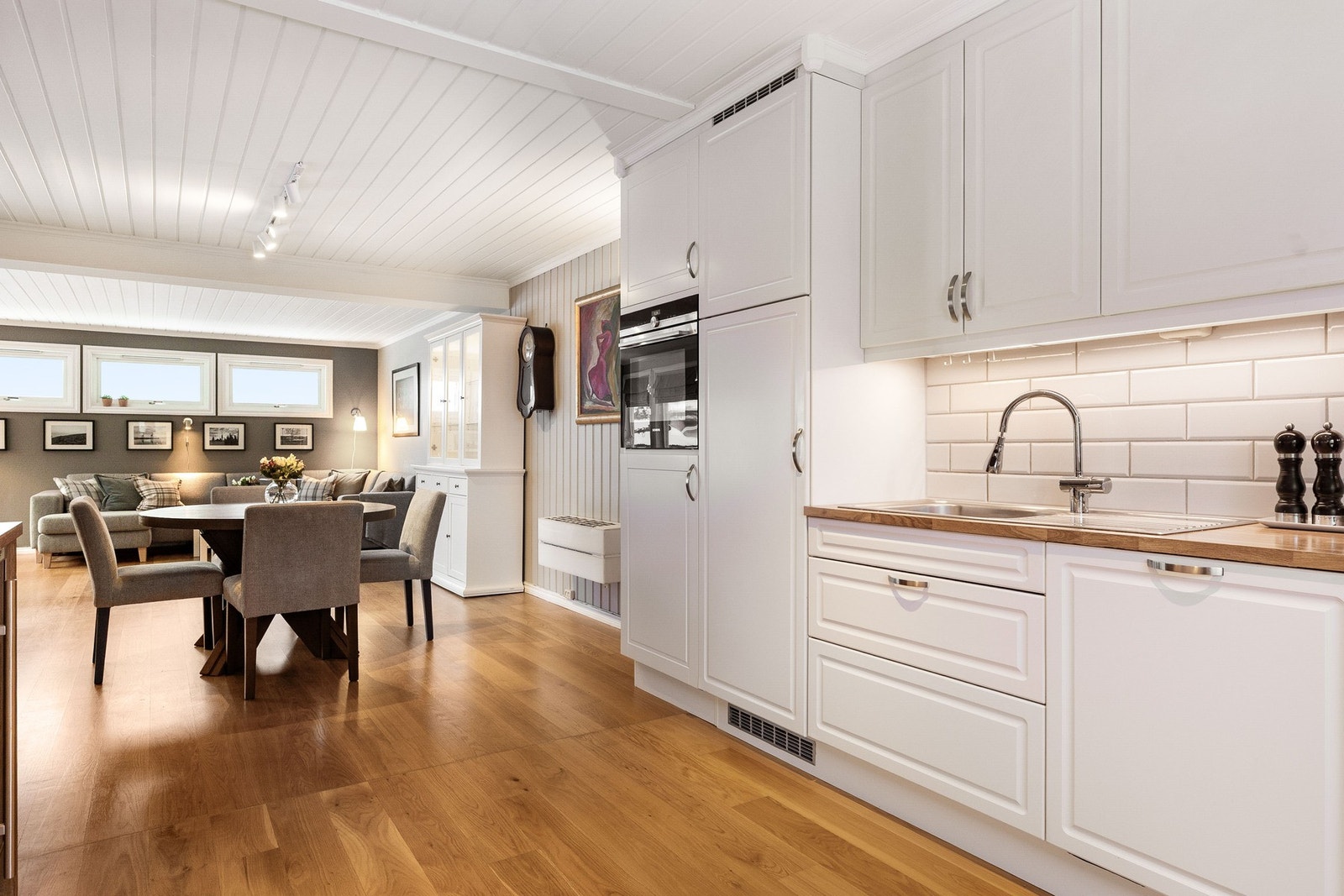 Lekker innredning fra HTH av god kvalitet. Integrerte hvitevarer. Galleribilde