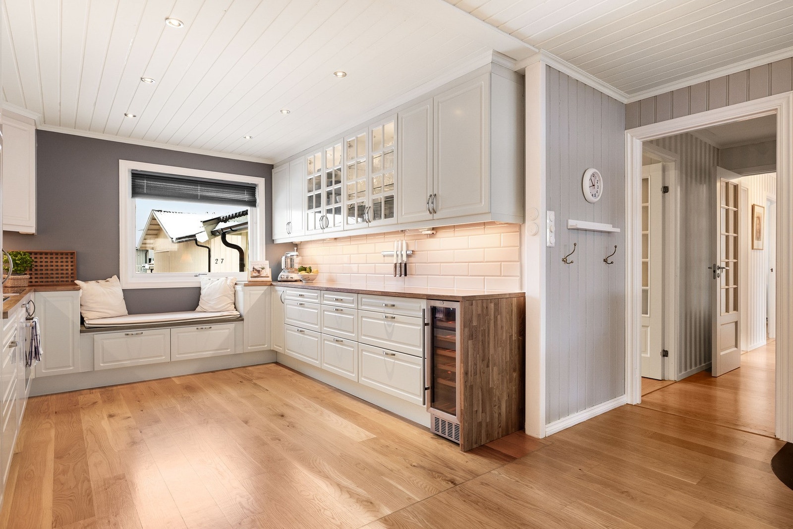 Pen kjøkkeninnredning med masse skapplass og gode arbeidsflater. Galleribilde