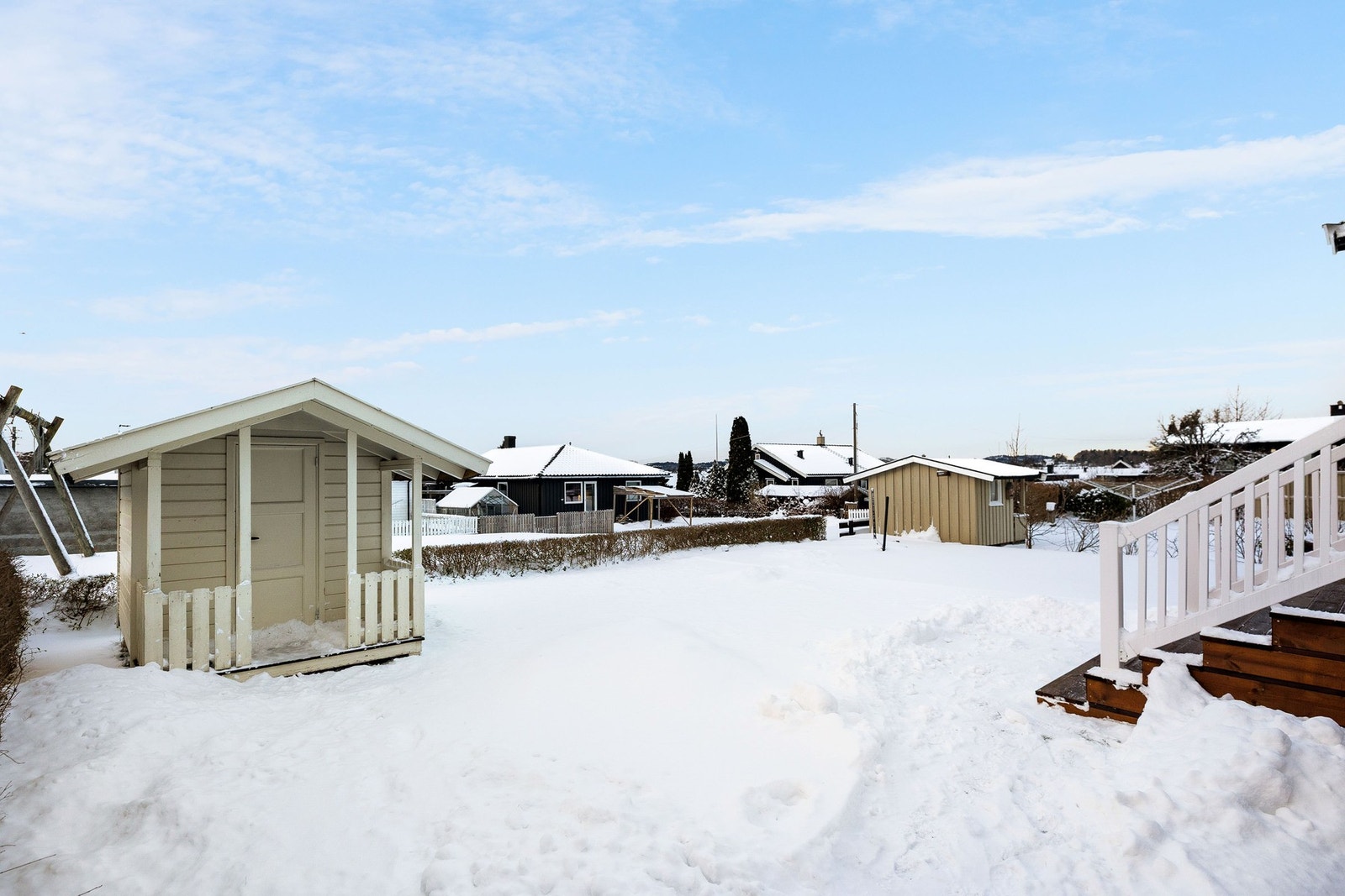 Hyggelig solrik hage. Galleribilde