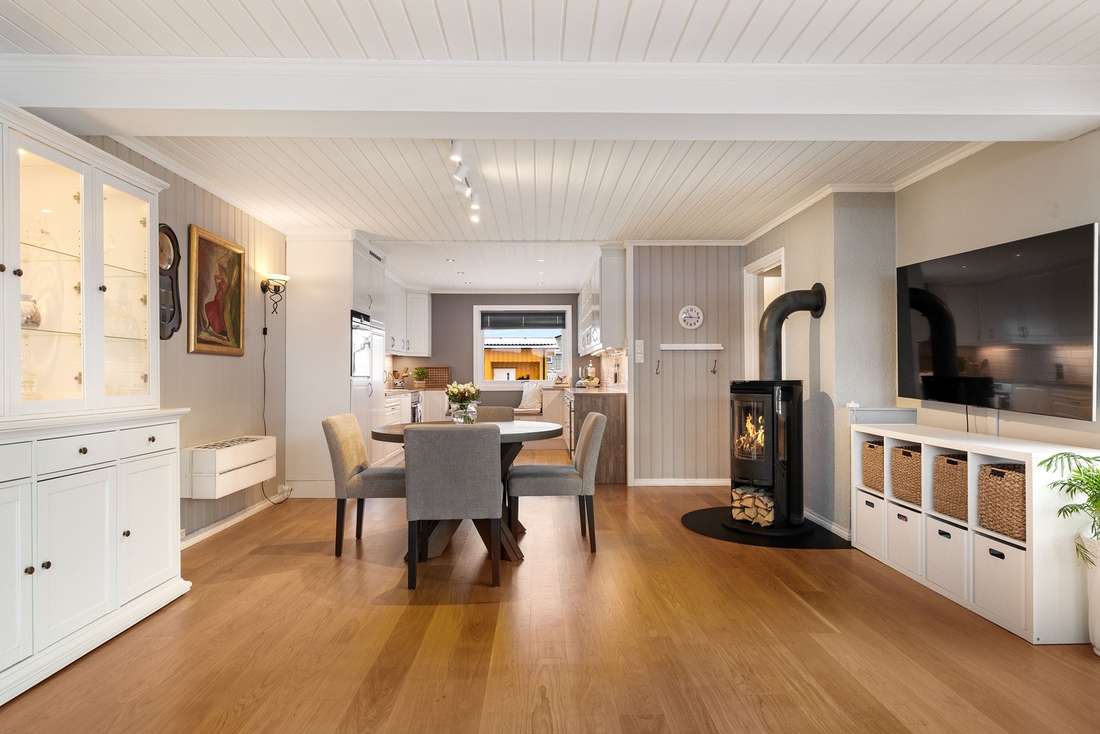 Stuen har åpen løsning mot spisestue og kjøkken. Galleribilde