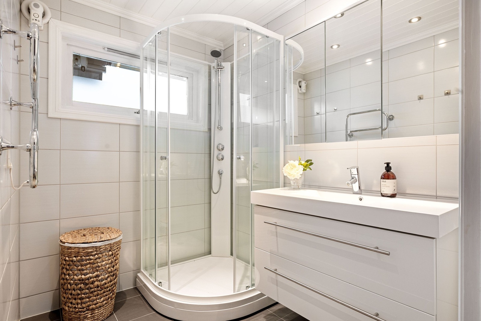 Tiltalende bad i 1.etg. Galleribilde