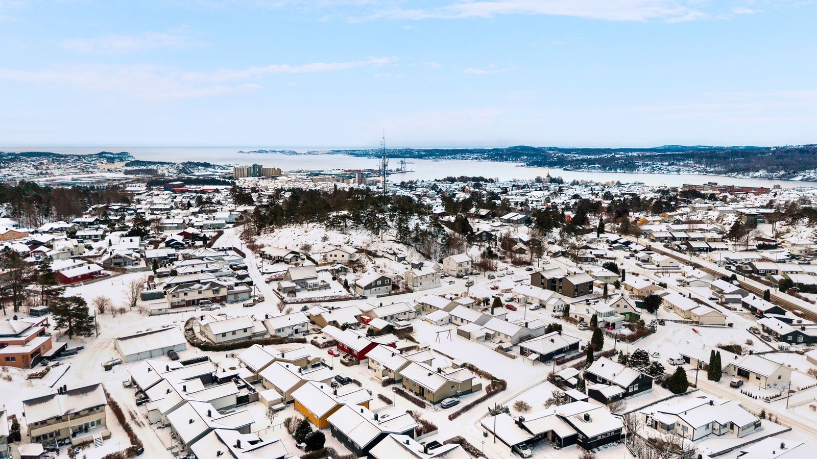 Høydefoto. Boligen ligger i attraktivt boligområde med kort avstand til alle tilbud. Galleribilde