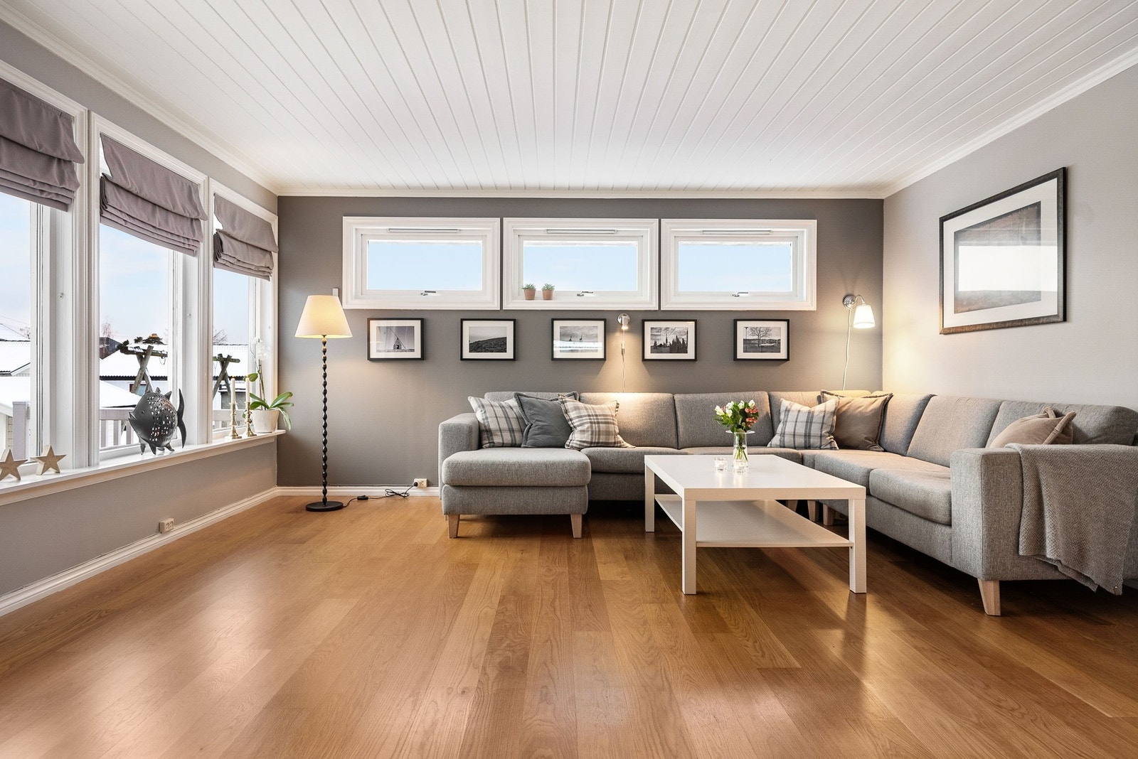 Lys og pen stue med pene overflater. Galleribilde