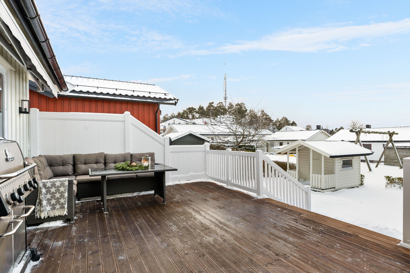 Stor terrasse ut fra stuen med sol fra morgen til kveld. Galleribilde