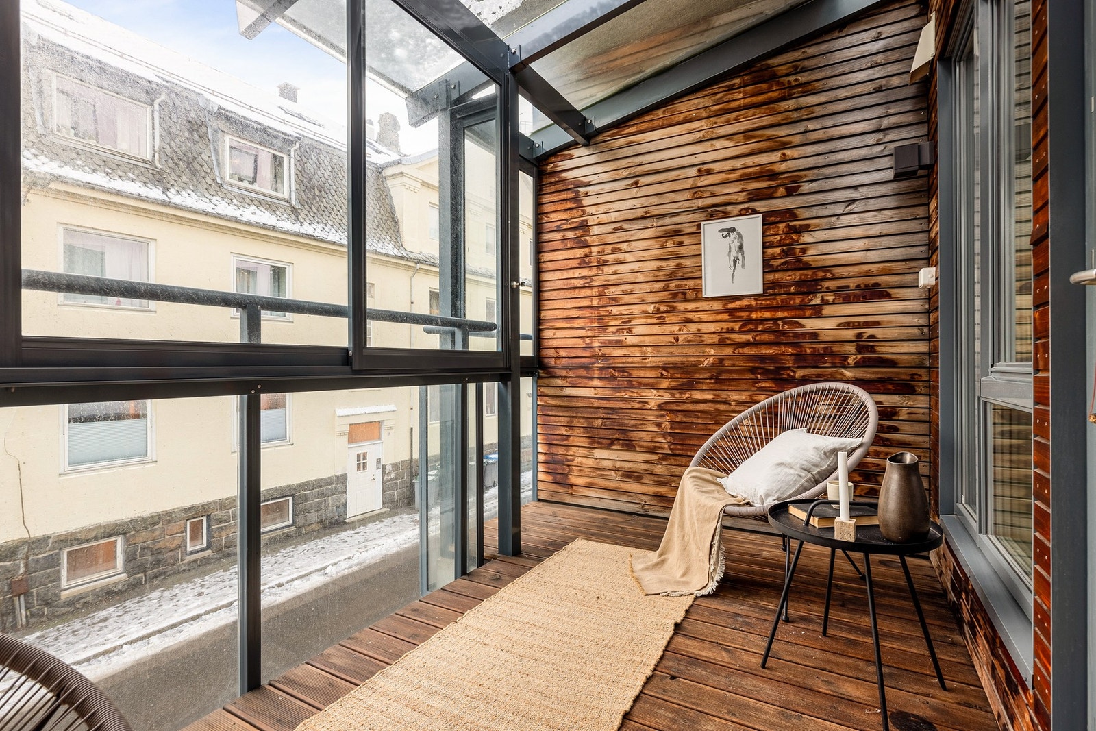 Fra stuen er det utgang til en innglasset balkong. Galleribilde