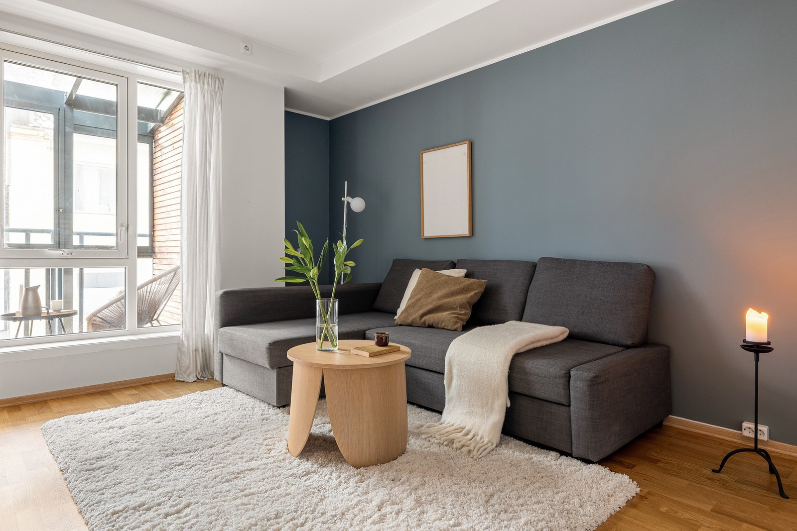 Stuen er en del av en åpen stue- og kjøkkenløsning som måles til 22 kvm. Galleribilde