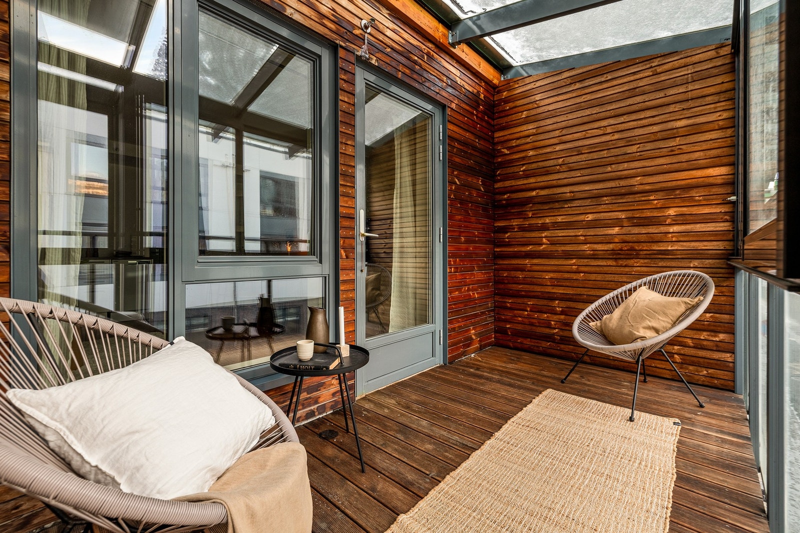 Det er god plass til å møblere med en koselig sittegruppe, slik at fine dager kan nytes! Galleribilde