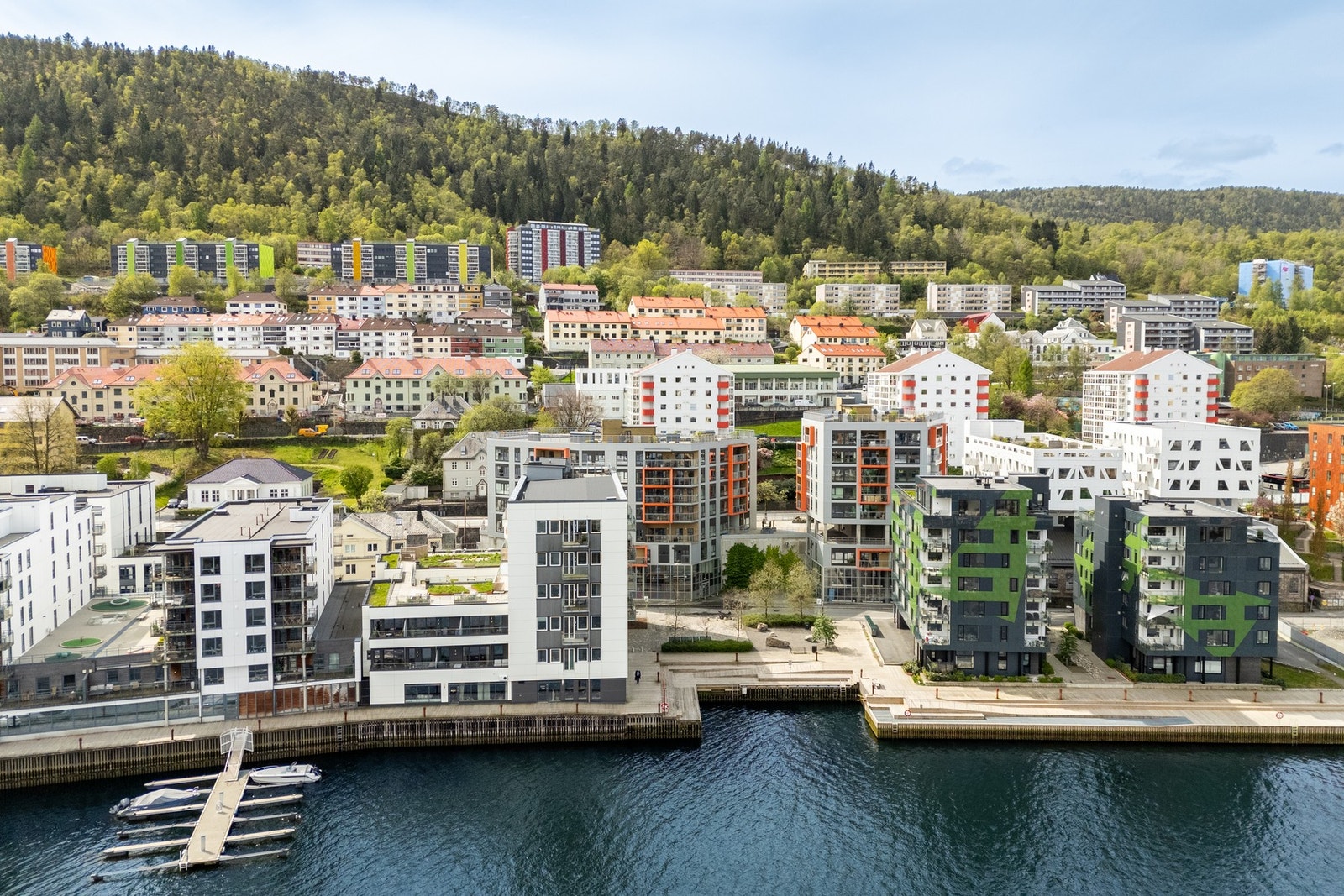 Det er også et kajakknaust hvor man kan oppbevare SUP-brett og kajakk. Galleribilde