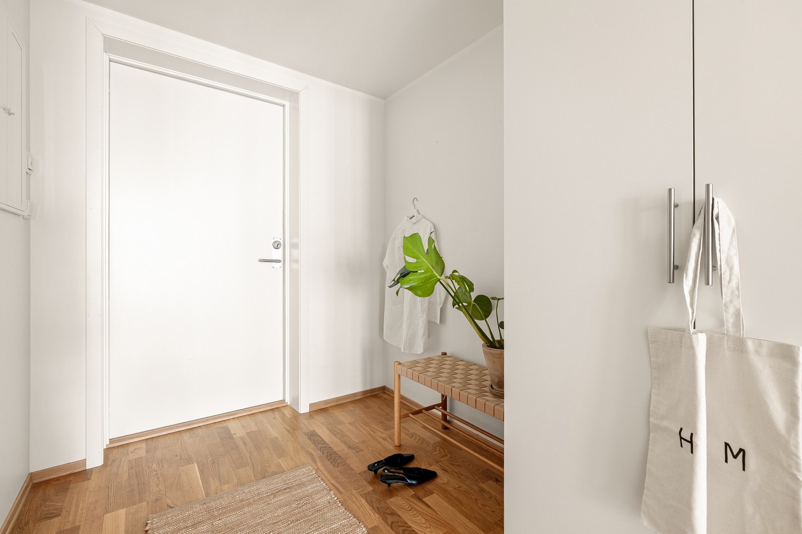 Her er det god plass til oppbevaringsløsninger til yttertøy og sko. Galleribilde