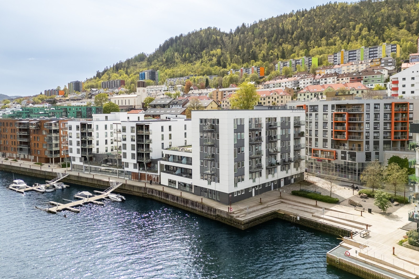 Sameiet har en felles sykkelbod og takterrasse som kan benyttes av beboerne. Galleribilde