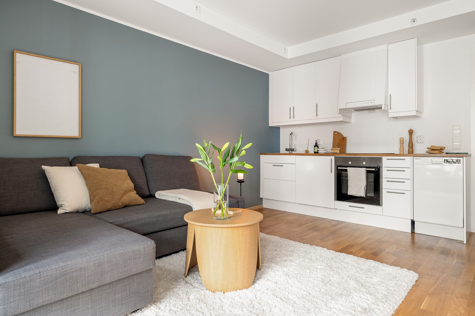 Kjøkkenet er levert av Marbodal og har en innredning som består av slette fronter og benkeplate av laminat. Galleribilde