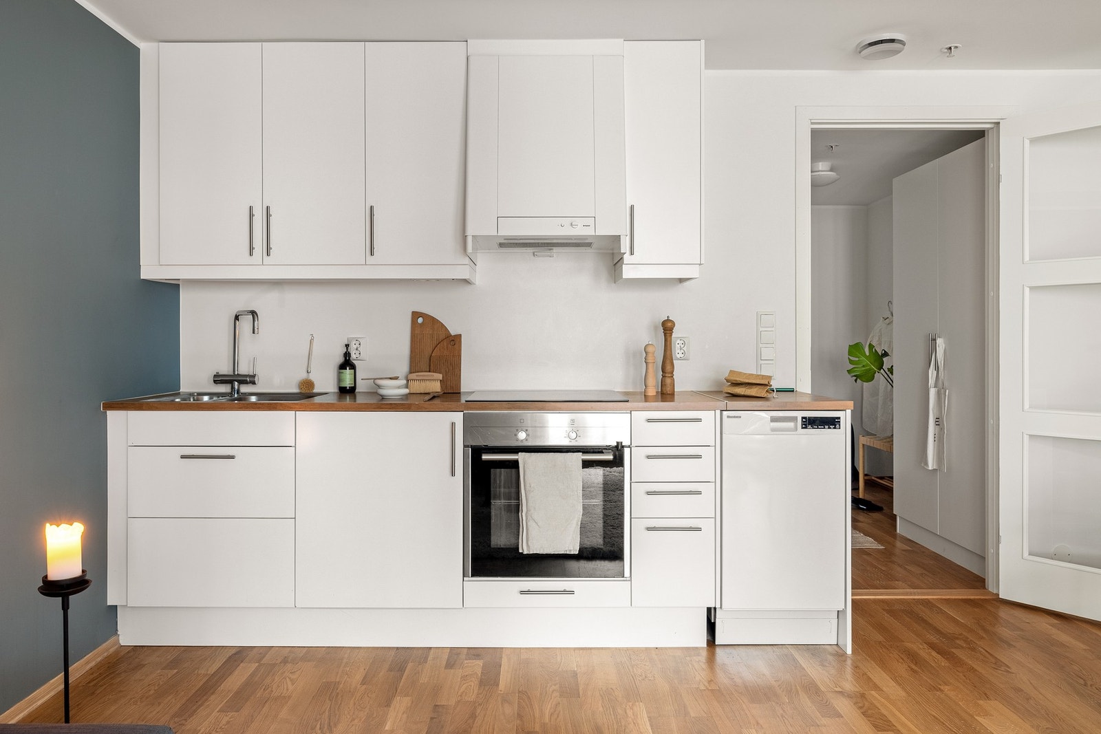 Kjøkkenet er utstyrt med følgende integrerte hvitevarer: Stekeovn, platetopp, ventilator, oppvaskmaskin og kjøleskap. Galleribilde