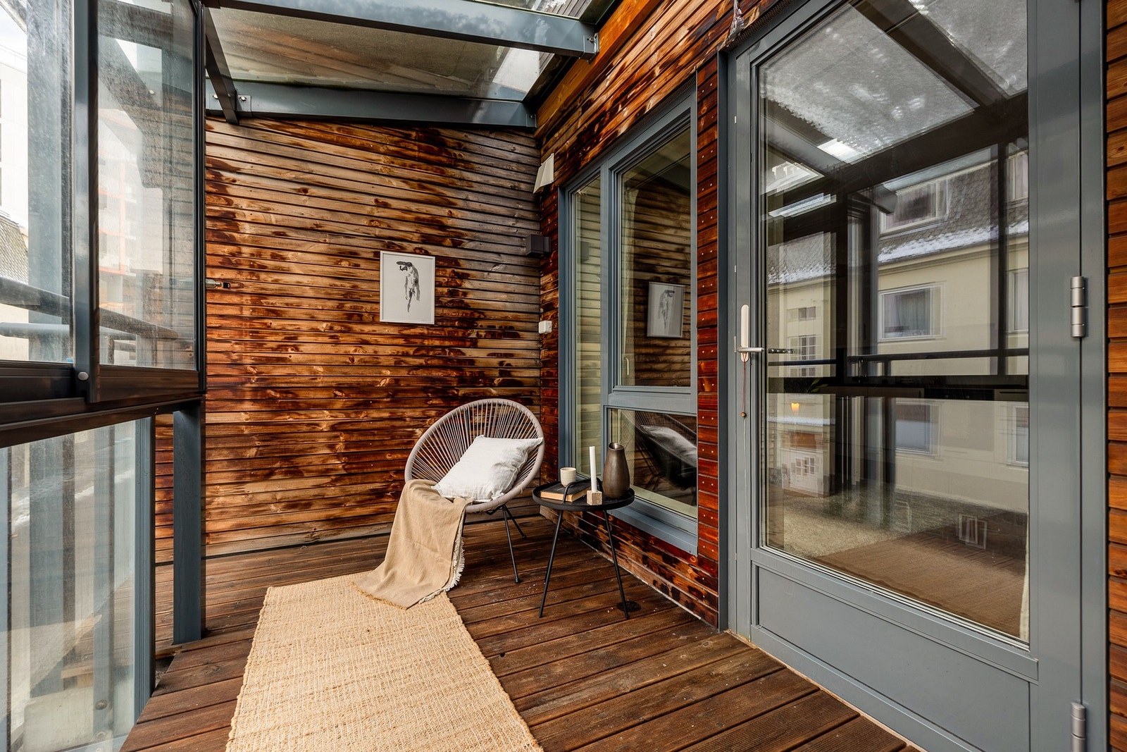 Da balkongen er innglasset kan den brukes store deler av året og bli en forlengelse av stuen. Galleribilde