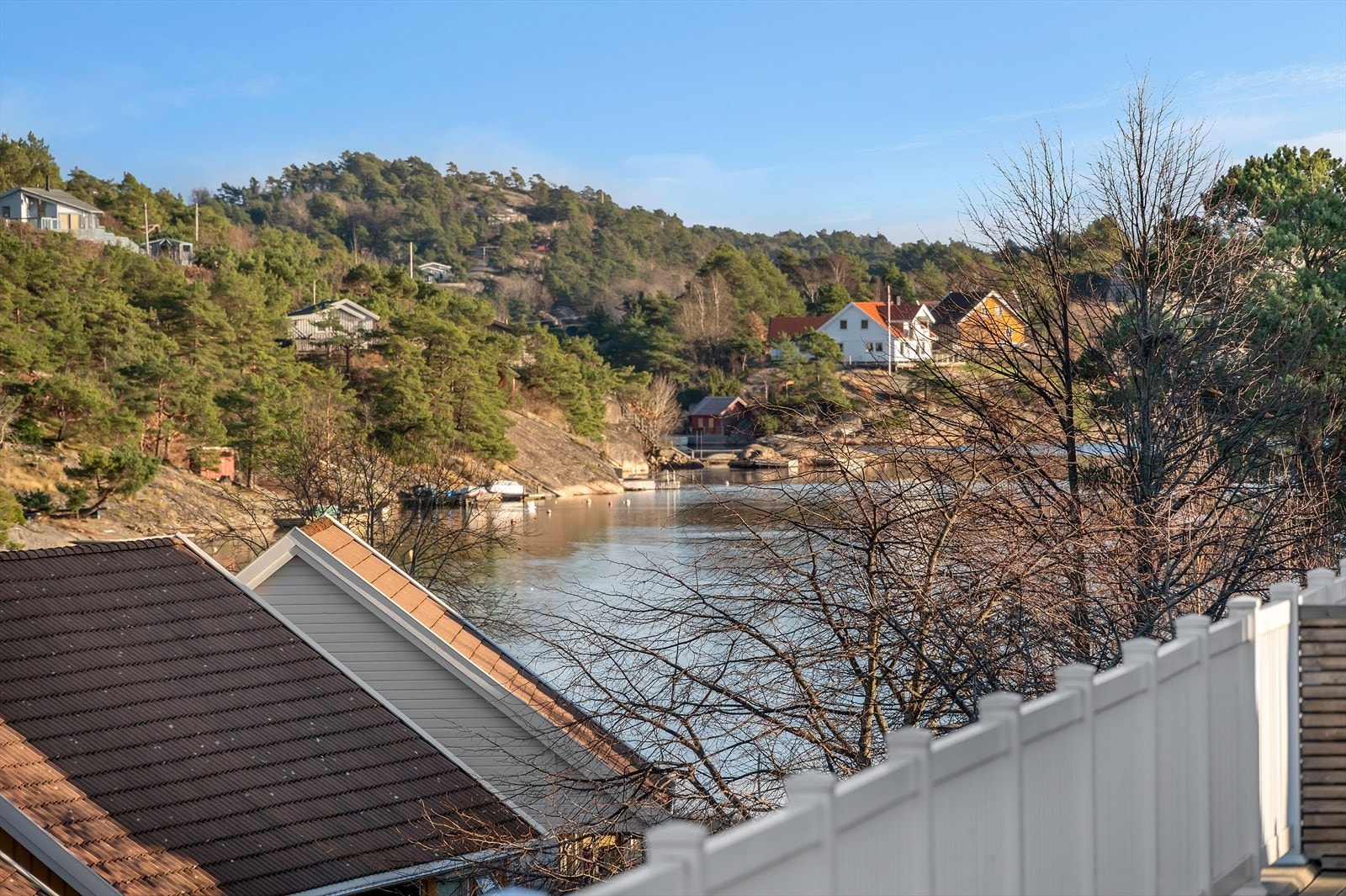 En romslig og modernisert enebolig beliggende i enden av blindvei - fra eiendommen er det kort vei til flotte turstier og sjøen! Galleribilde