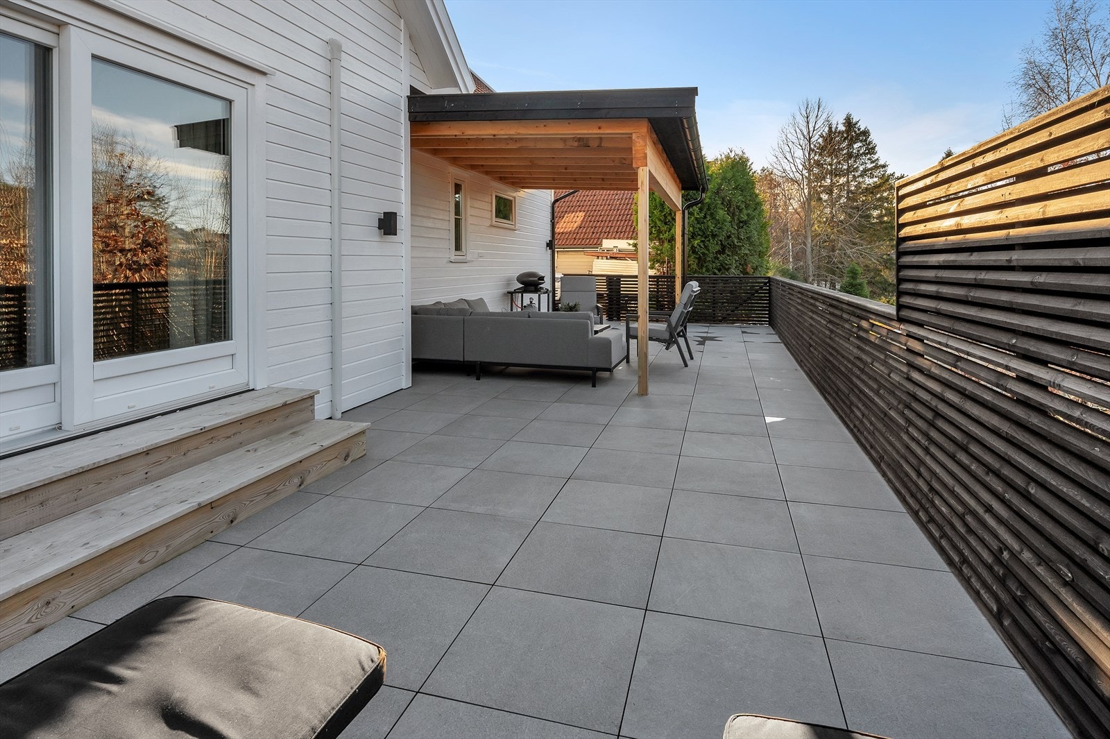 Eiendommen byr på flere lune og fine uteplasser - her kan du nyte varme og seine sørlandskvelder Galleribilde