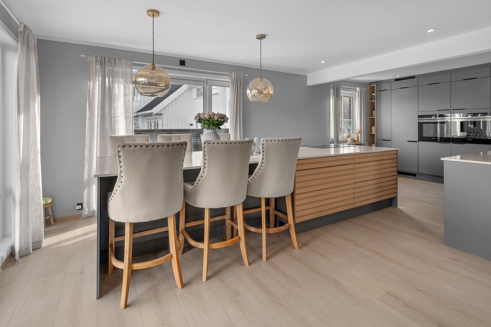 Kjøkkenøya er utstyrt med gode oppbevaringsmuligheter, samt muligheter for å samle familie og venner til sosiale måltider Galleribilde