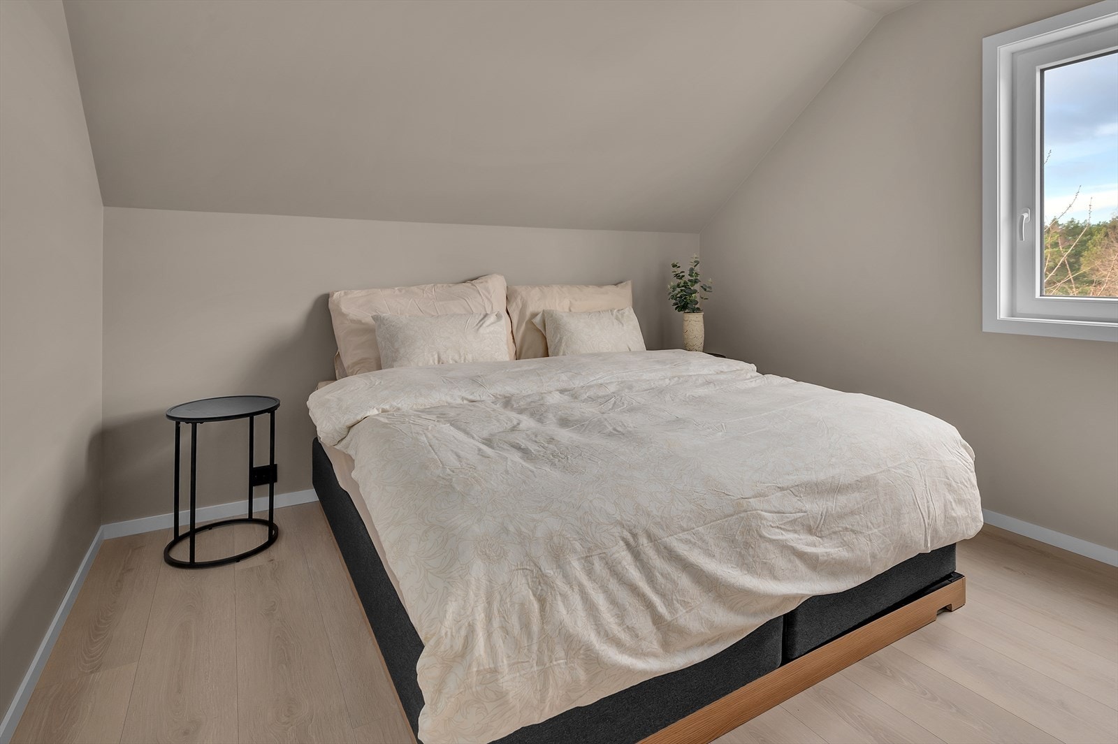 Soverom 2
med plass til både dobbeltseng og garderobeløsning Galleribilde