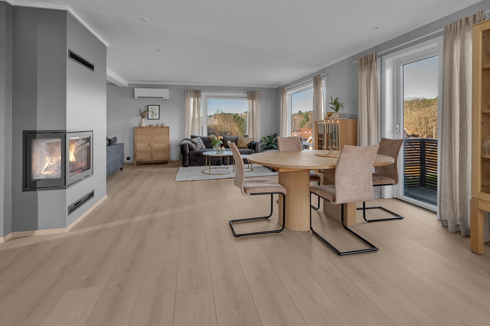 Stuen har store vindusflater som slipper inn både rikelig med naturlig lys og flott utsikt. Galleribilde