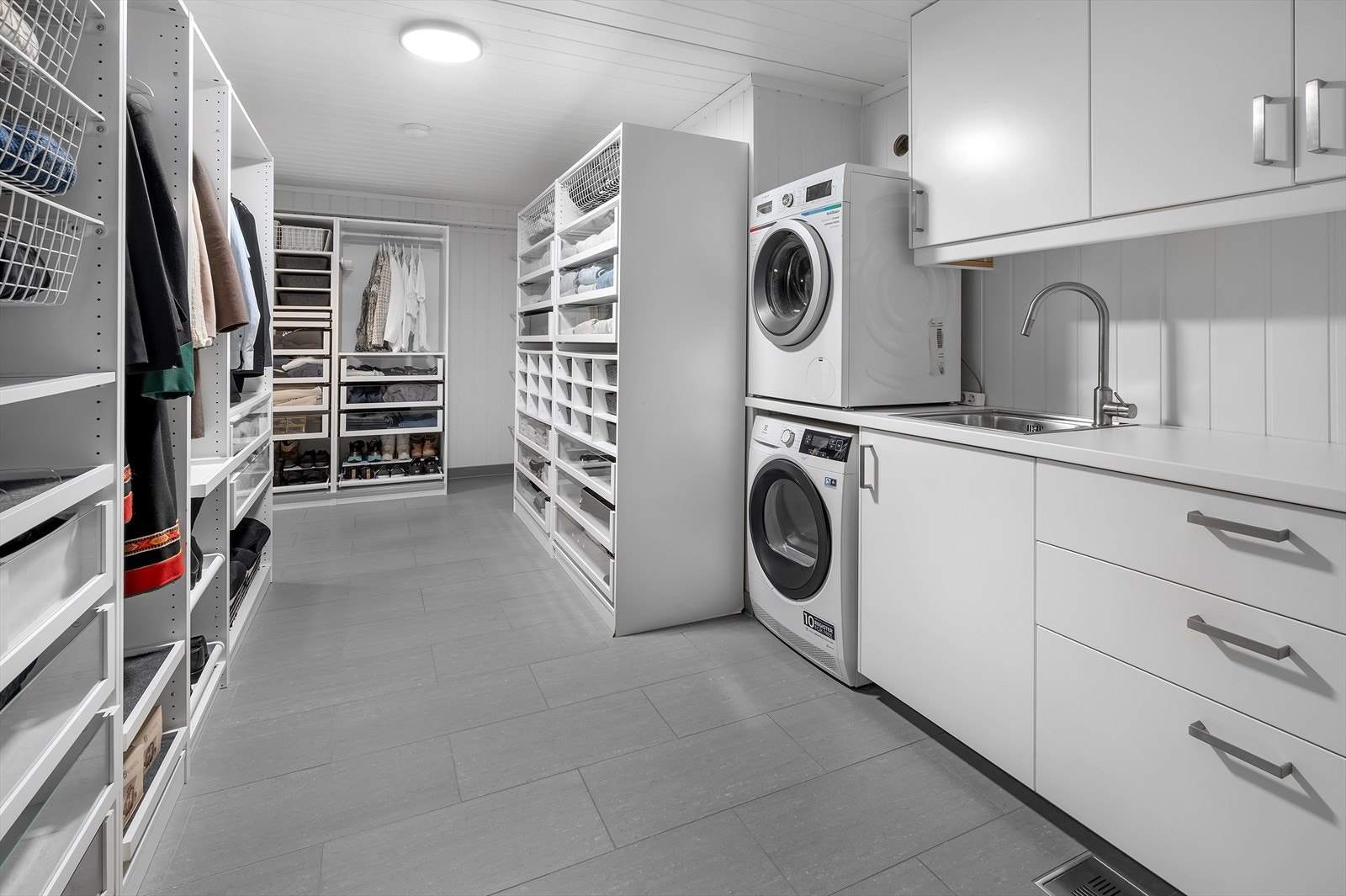 I kjeller finner du et meget praktisk vaskerom med benkeplass og rikelig med garderobeløsninger. Galleribilde