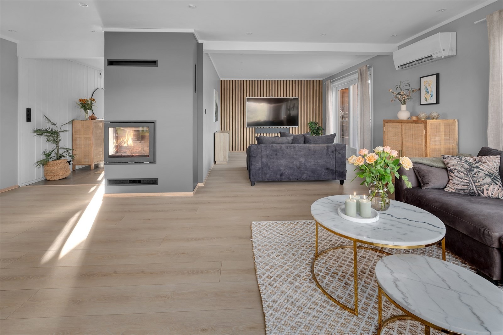 I stue og kjøkken er det installert varmepumpe og flott peis for behagelig temperatur hele året og hyggelig atmosfære Galleribilde