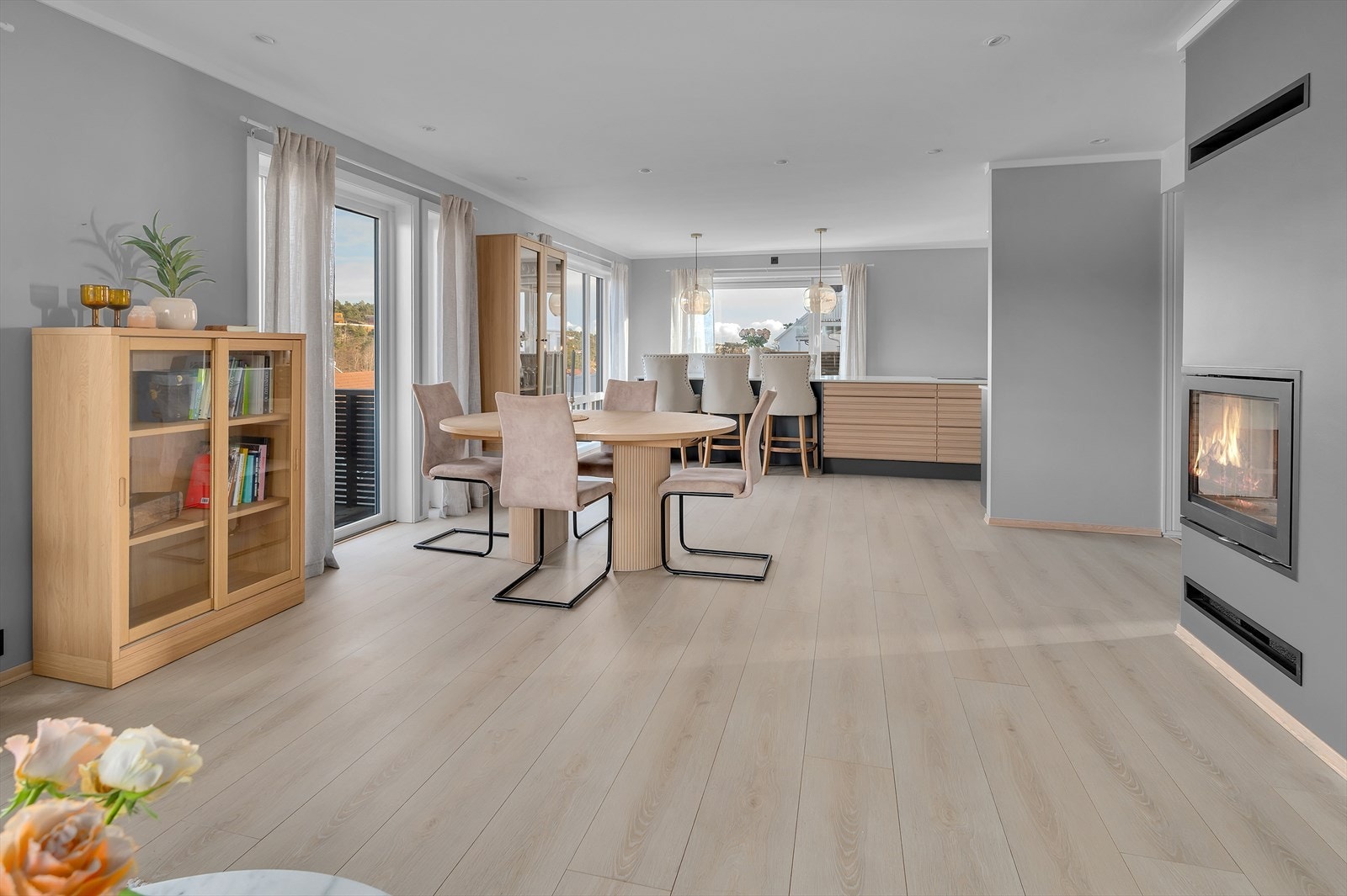 Videre innover finner vi spiseavdeling med blant annet spisebord og nydelig kjøkken Galleribilde