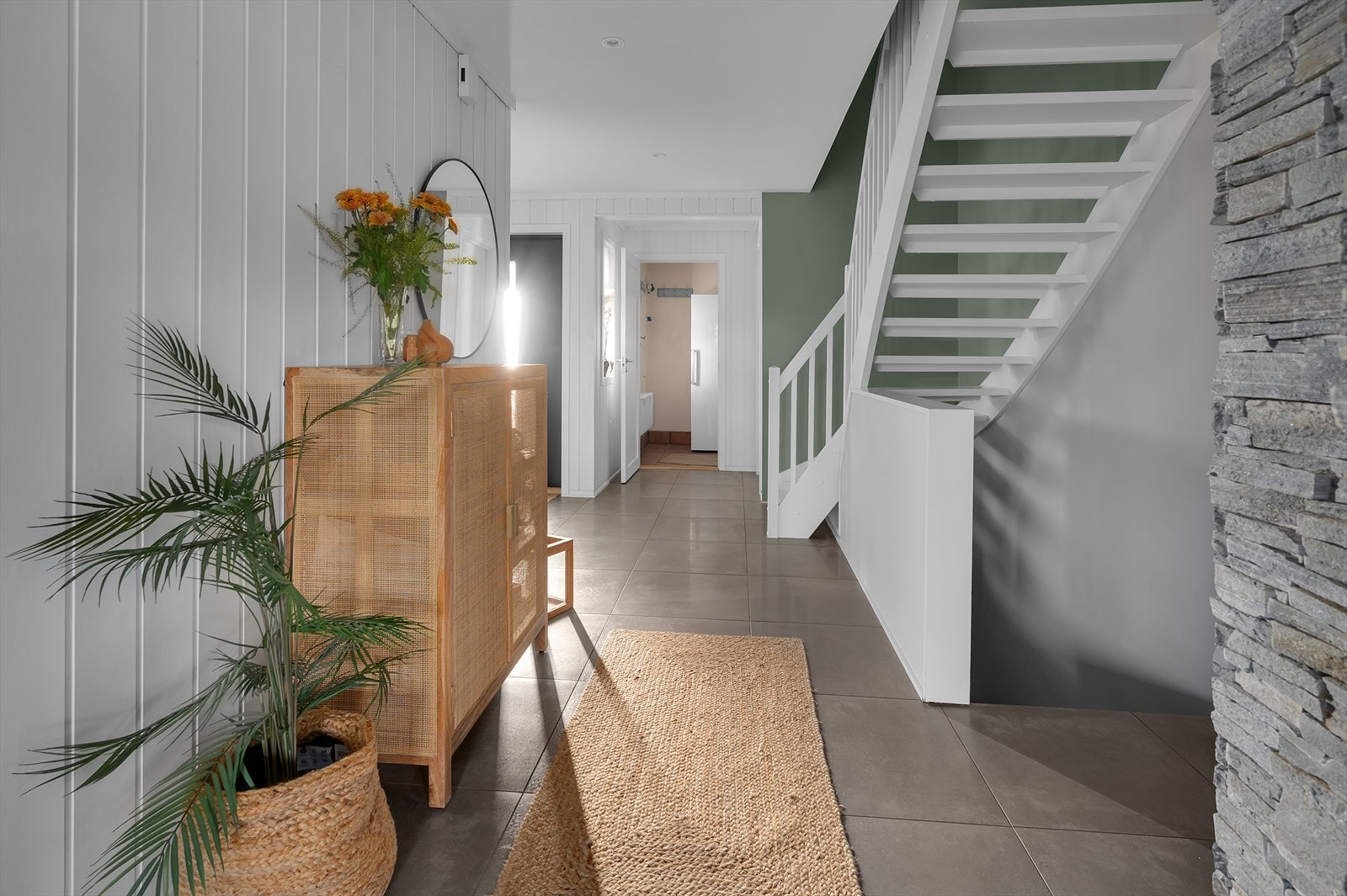 Fra entréen og videre inn kommer du til stue og kjøkken Galleribilde