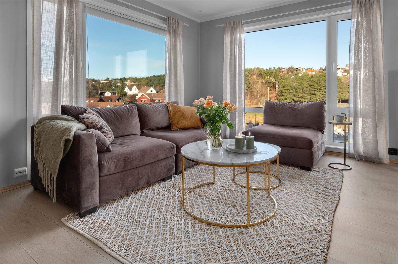 Stuen er av meget god størrelse, med god plass til både sitte-, sofa- og spisegruppe! Galleribilde