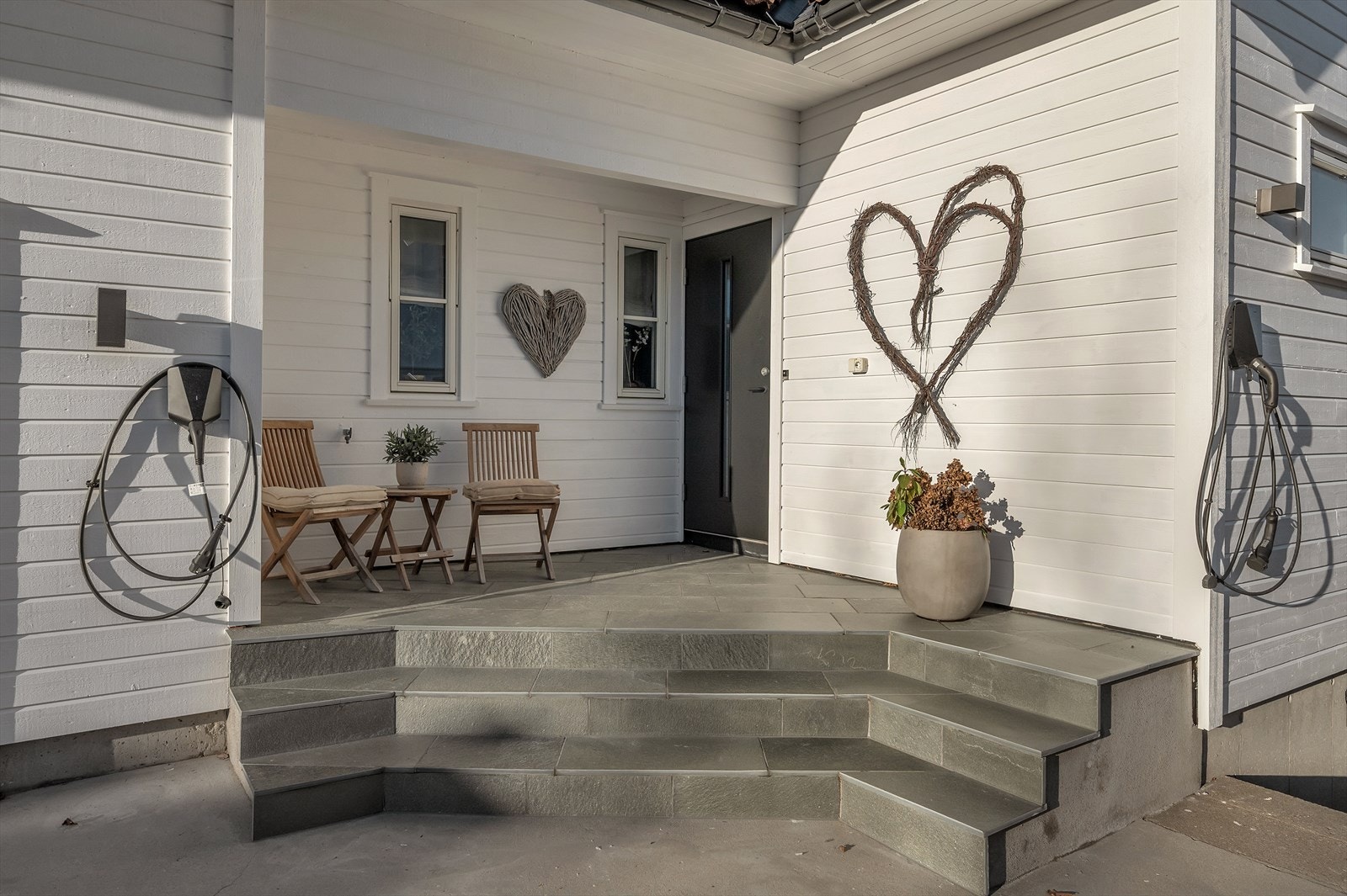 Nydelig opparbeidet uteområde bestående av betong og veranda. EL-bil lader for muligheter til lading av EL-bil. Galleribilde