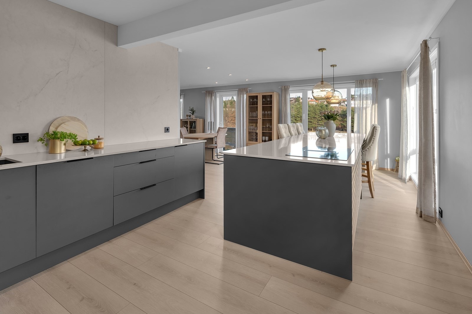 Kjøkkenet har rikelig med gulvplass - perfekt for flere kokker Galleribilde