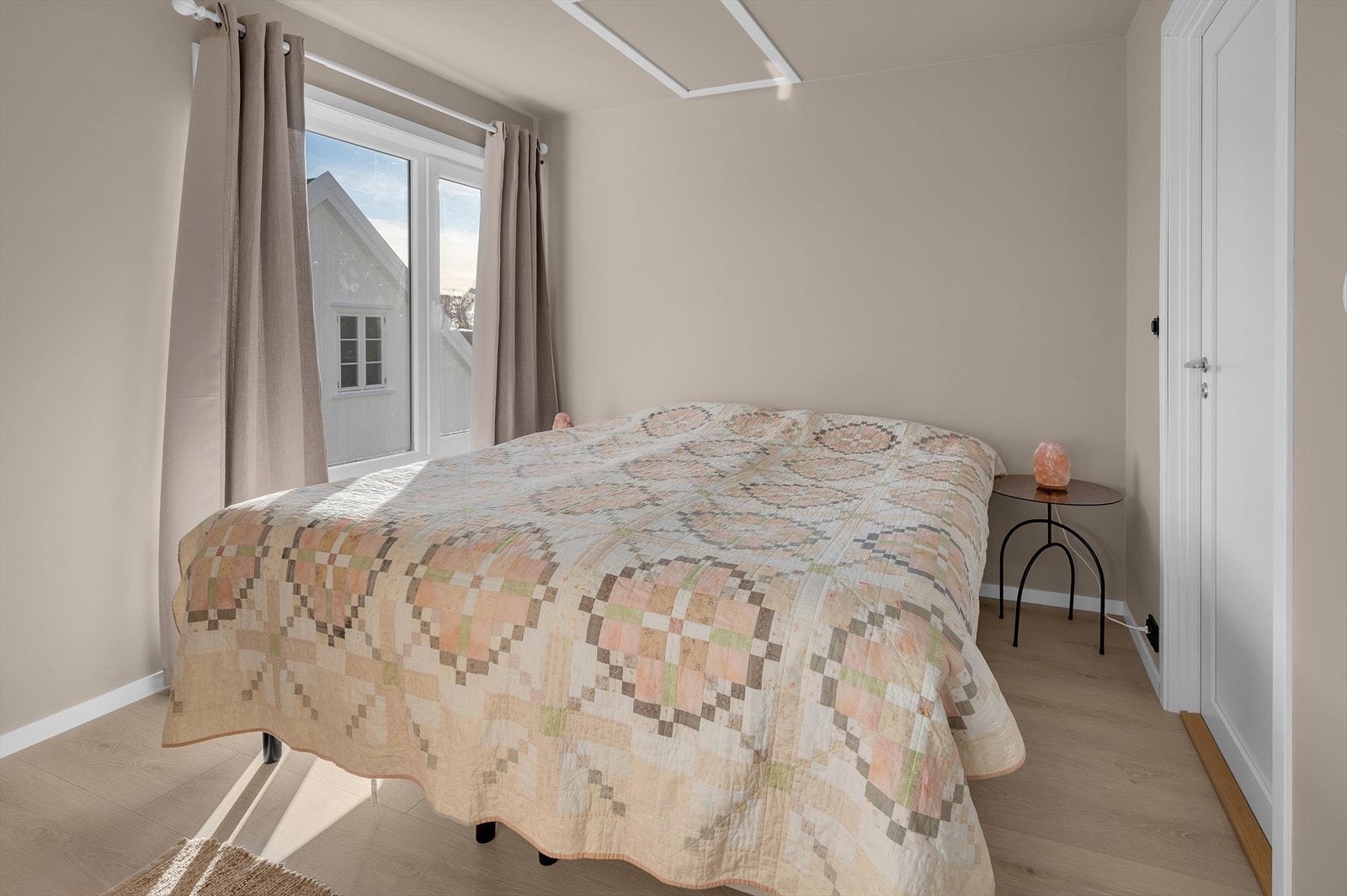 Soverom 1 med plass til både dobbeltseng og garderobeløsning Galleribilde