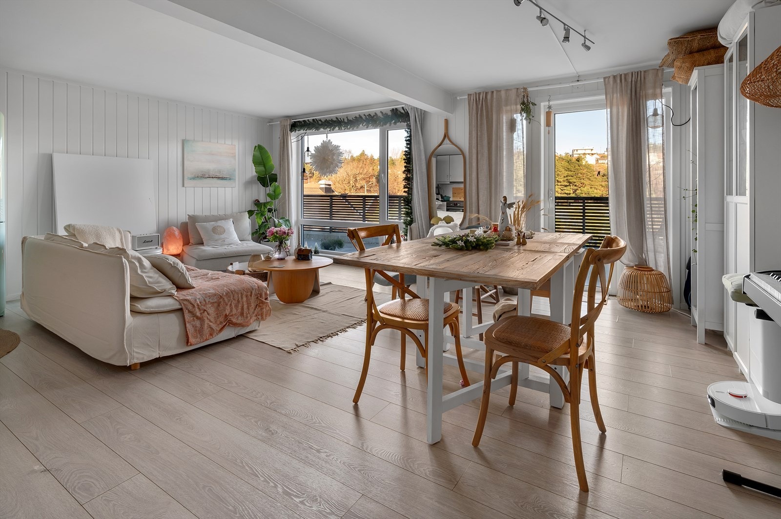 Her finner du en romslig stue og kjøkken med store vindusflater og utgang til støpt terrasse. Galleribilde