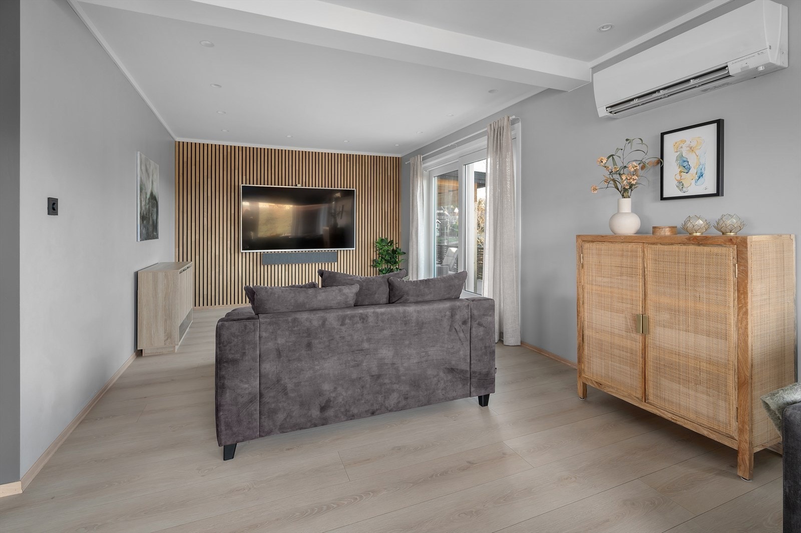 Sofahjørne med egen utgang til en av flere verandaer rundt huset. Galleribilde