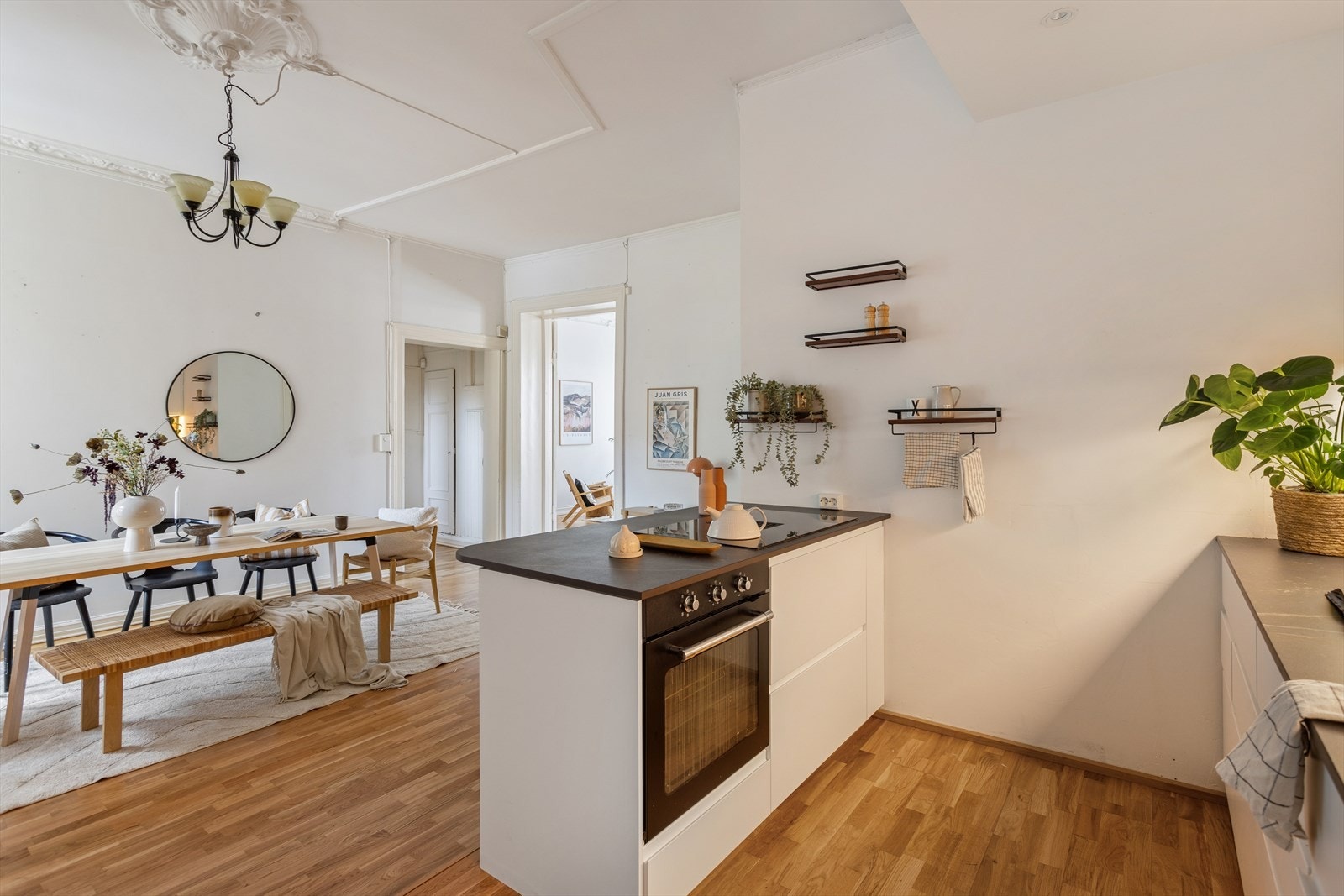 Det er god plass til stort spisebord på kjøkkenet. Galleribilde