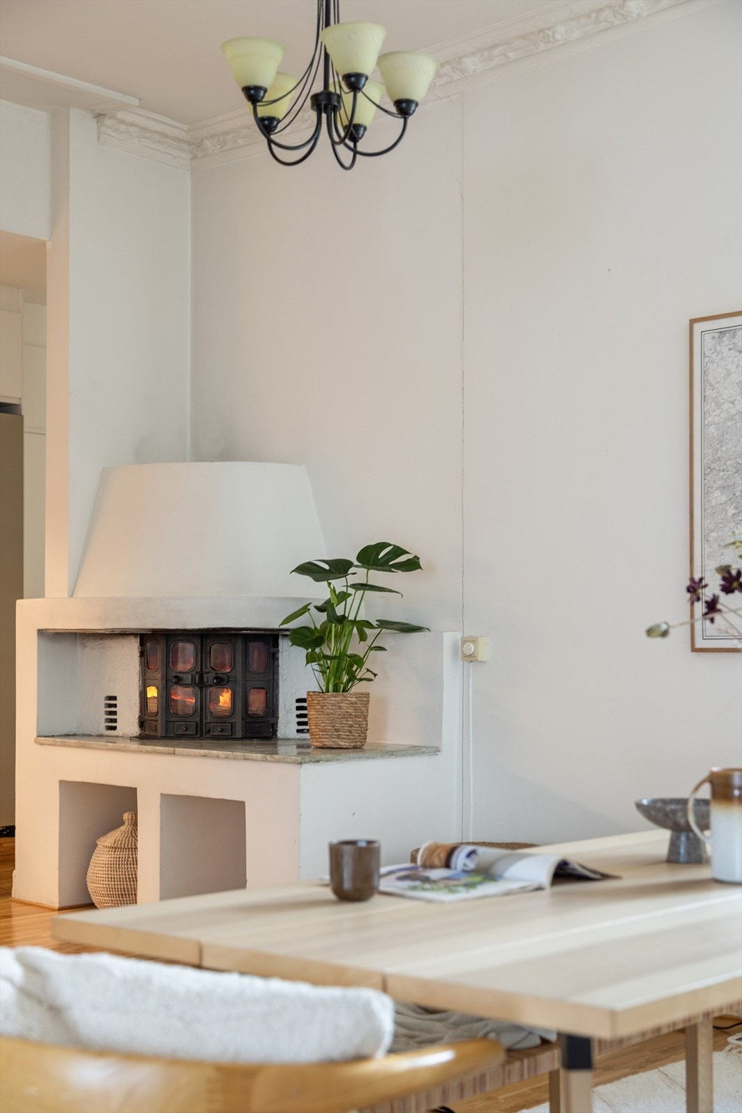 Kjøkkenet har en peis som er plombert, men pipeløpet er i følge tegninger oversendt av styreleder aktivt. Galleribilde