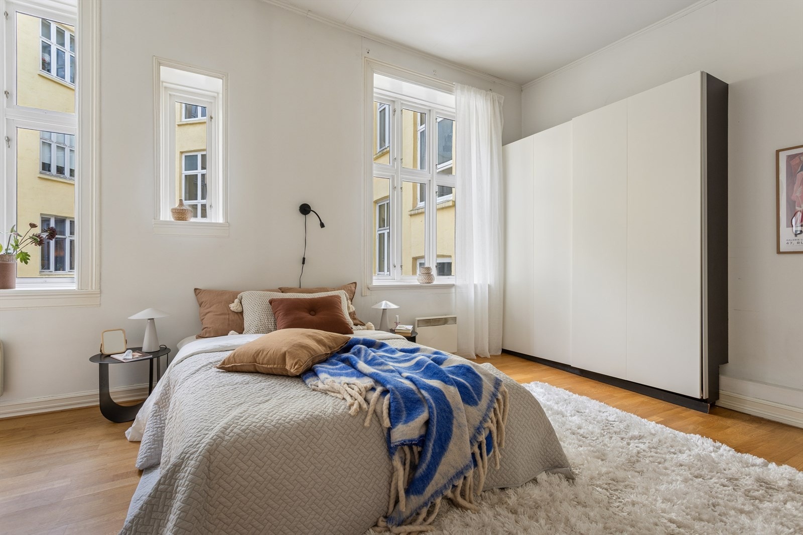 Hovedsoverom har god størrelse og er i dag innredet med stor seng med tilhørende nattbord i tillegg til skyvedørsgarderobe. Galleribilde