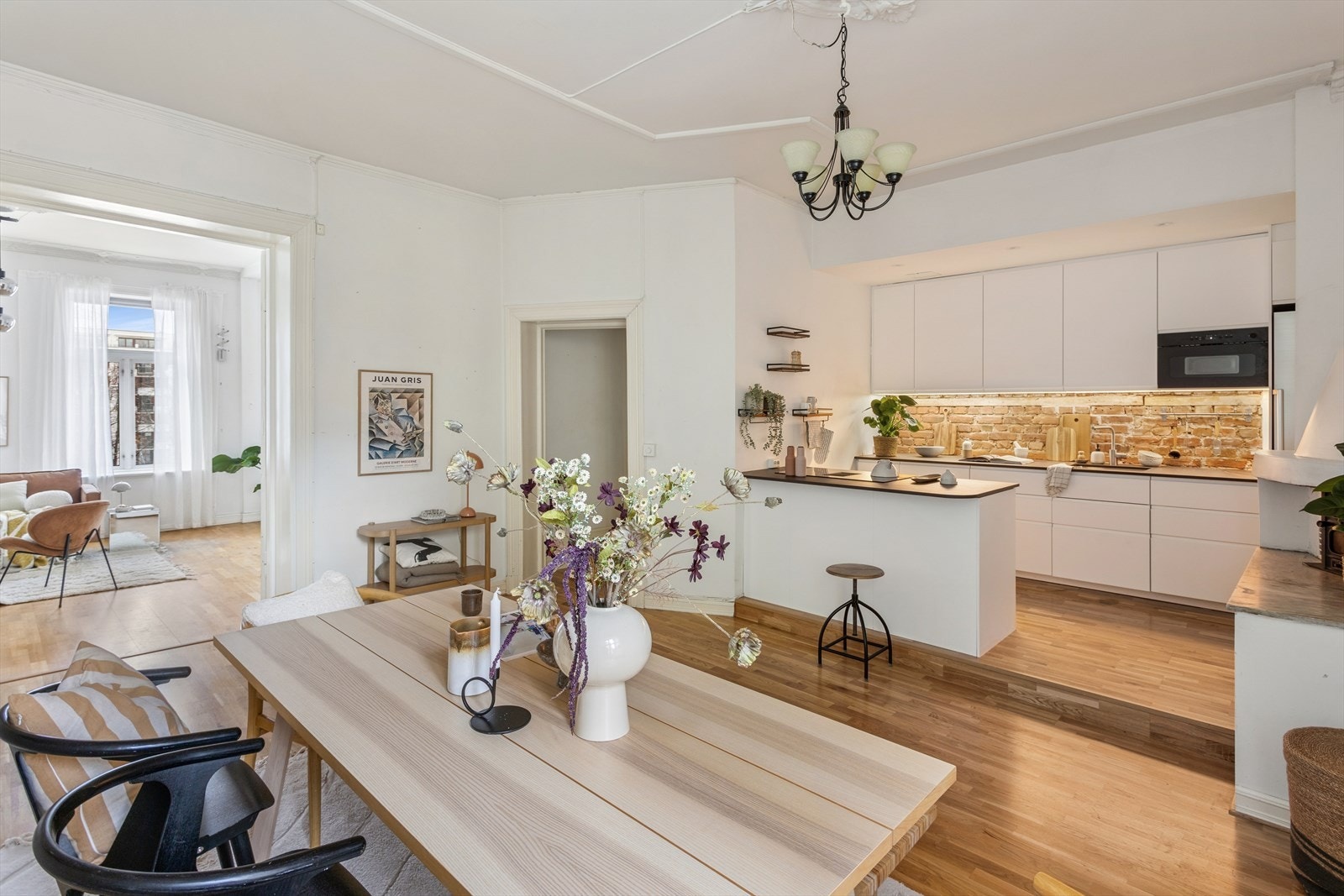 Fra entréen kommer du direkte inn på kjøkkenet. Det er installert nytt IKEA kjøkken fra 2022 med glatte folierte skapfronter og benkeplate i antatt høytrykksporselen også fra IKEA. Galleribilde