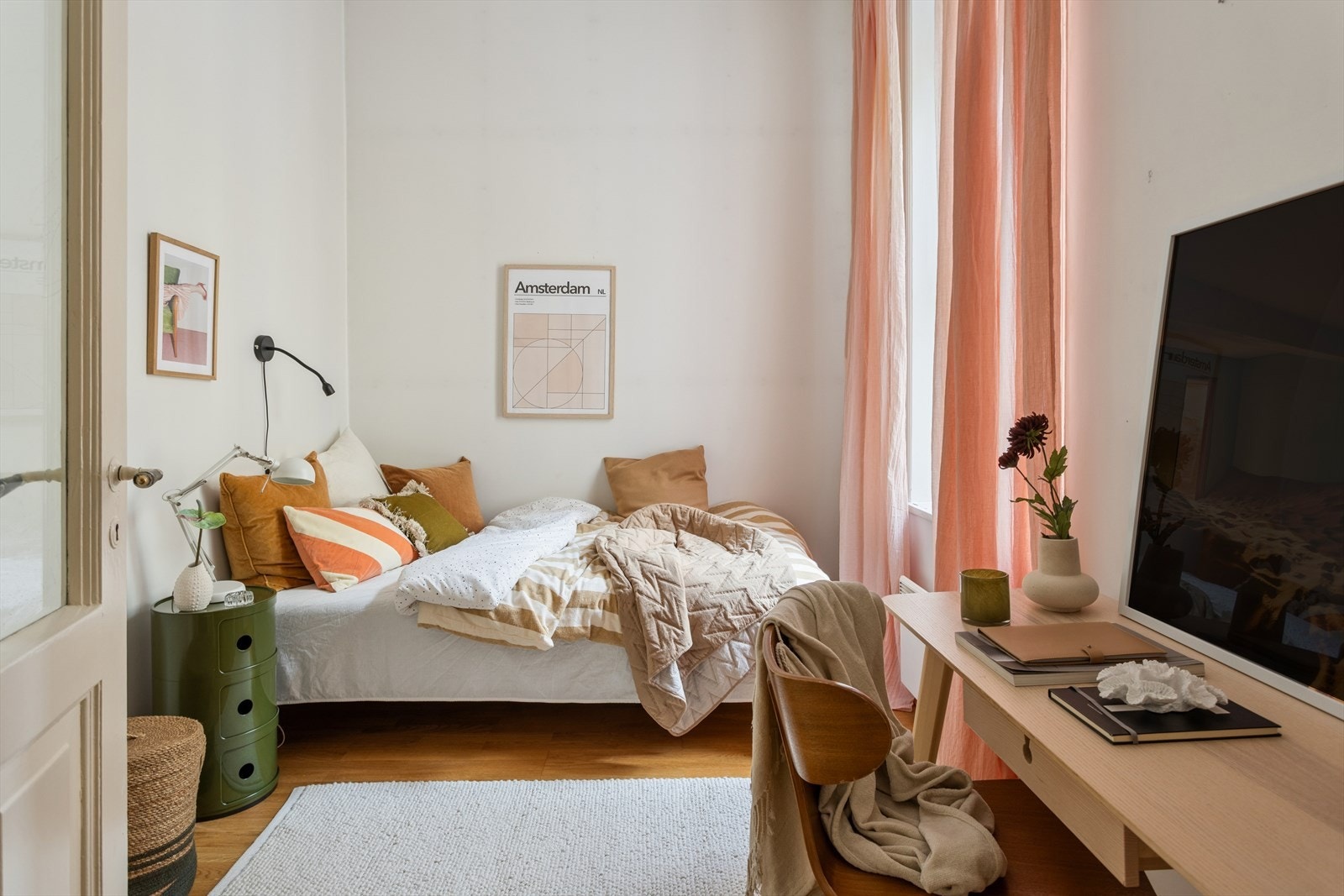 På soverom 2 er det plassert en seng og innredet med hjemmekontorløsning. Galleribilde