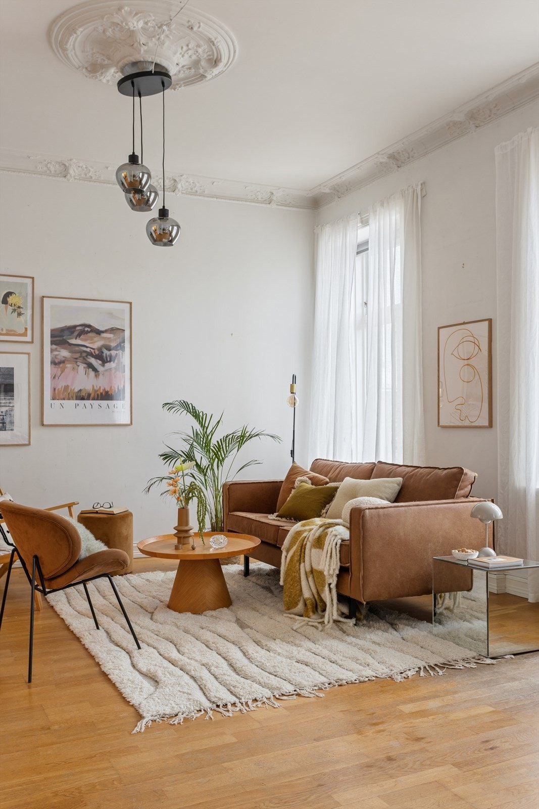 Boligen har en stor stue med adkomst gjennom doble fløydører fra kjøkkenet. Galleribilde