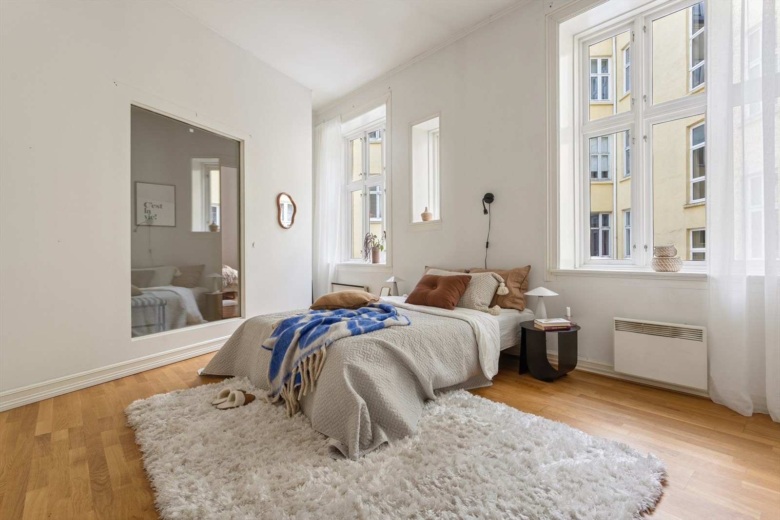 Leiligheten har 2 soverom som begge er vendt ut mot sameiets hyggelige bakgård. Galleribilde