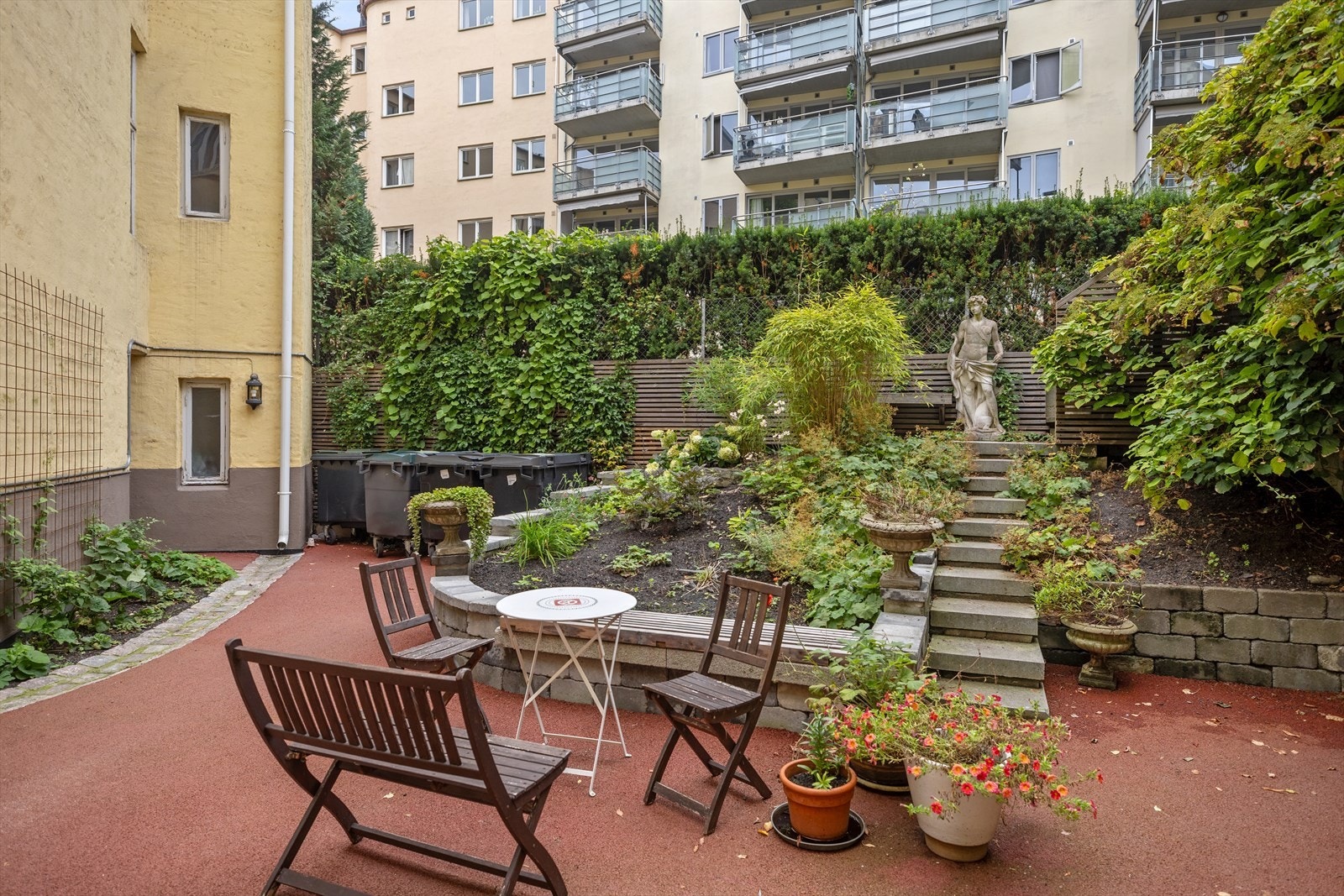 Sameiets bakgård ble oppgradert i 2024 og er veldig hyggelig på sommerstid. Galleribilde