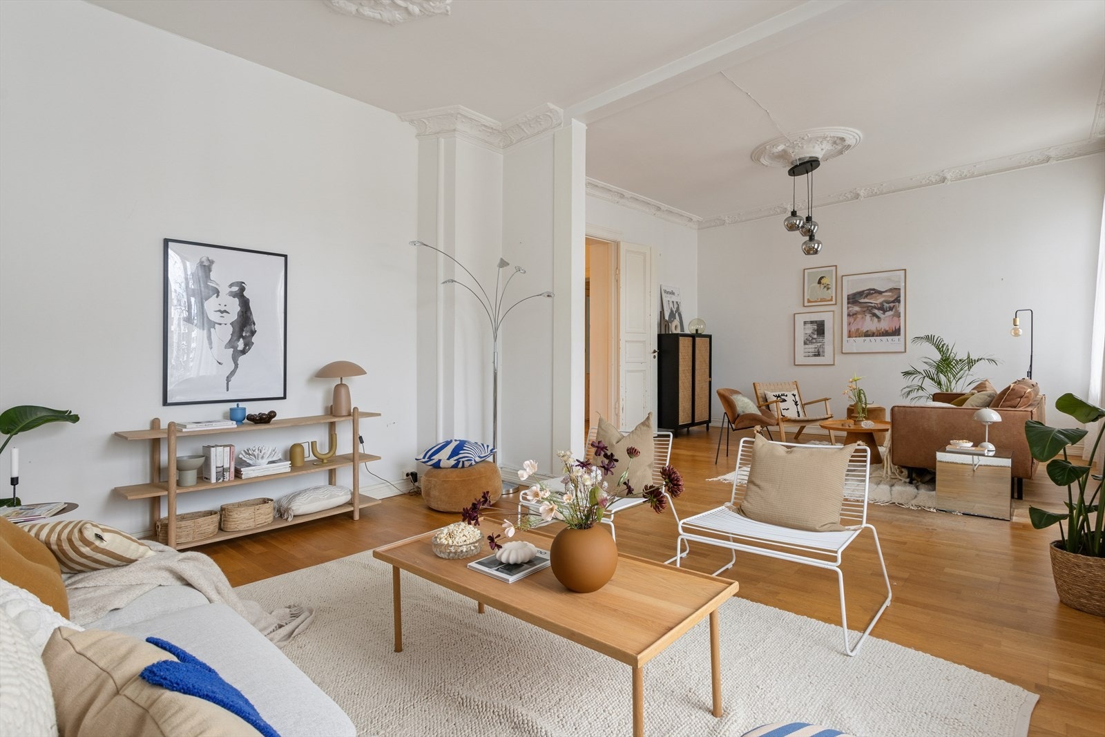 Rommet har klassiske detaljer som stukkatur, hele 2 rosetter og flotte klassiske vinduer som gir godt med lys. Galleribilde