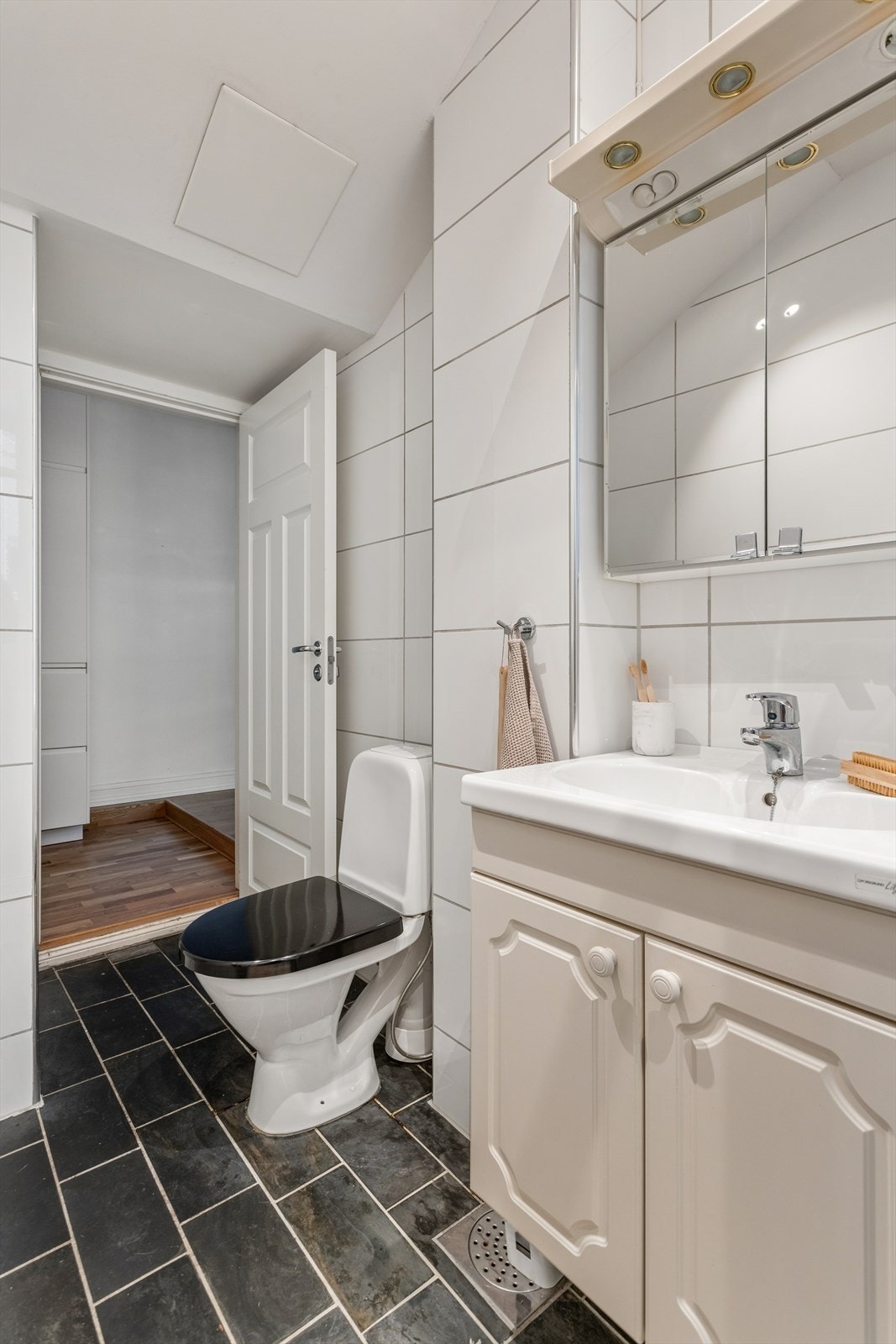 Boligen har et baderom fra 2002 i følge tidligere salgsoppgave. Det er downlights i himling og varme i gulv. Galleribilde