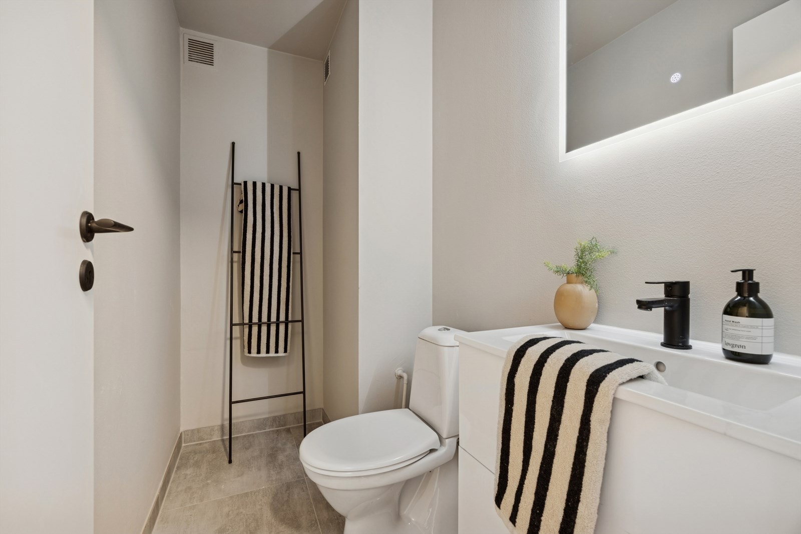 I tillegg til badet har leiligheten et separat toalettrom, også oppgradert i 2025. Galleribilde