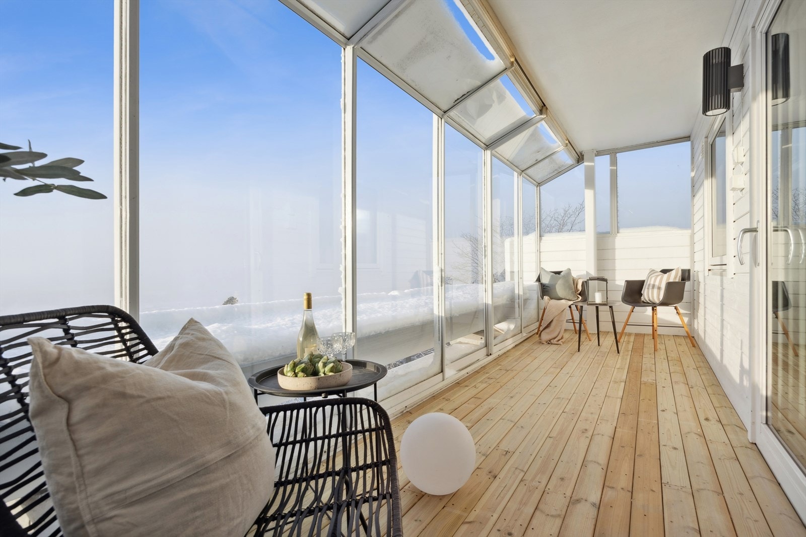 Leiligheten har en romslig, innglasset terrasse på 12 m² med gode solforhold og flott utsikt. Galleribilde