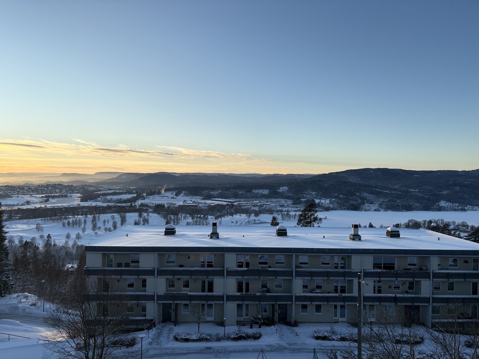 Området er barnevennlig med kort vei til Grindbakken og Voksen skoler. Galleribilde