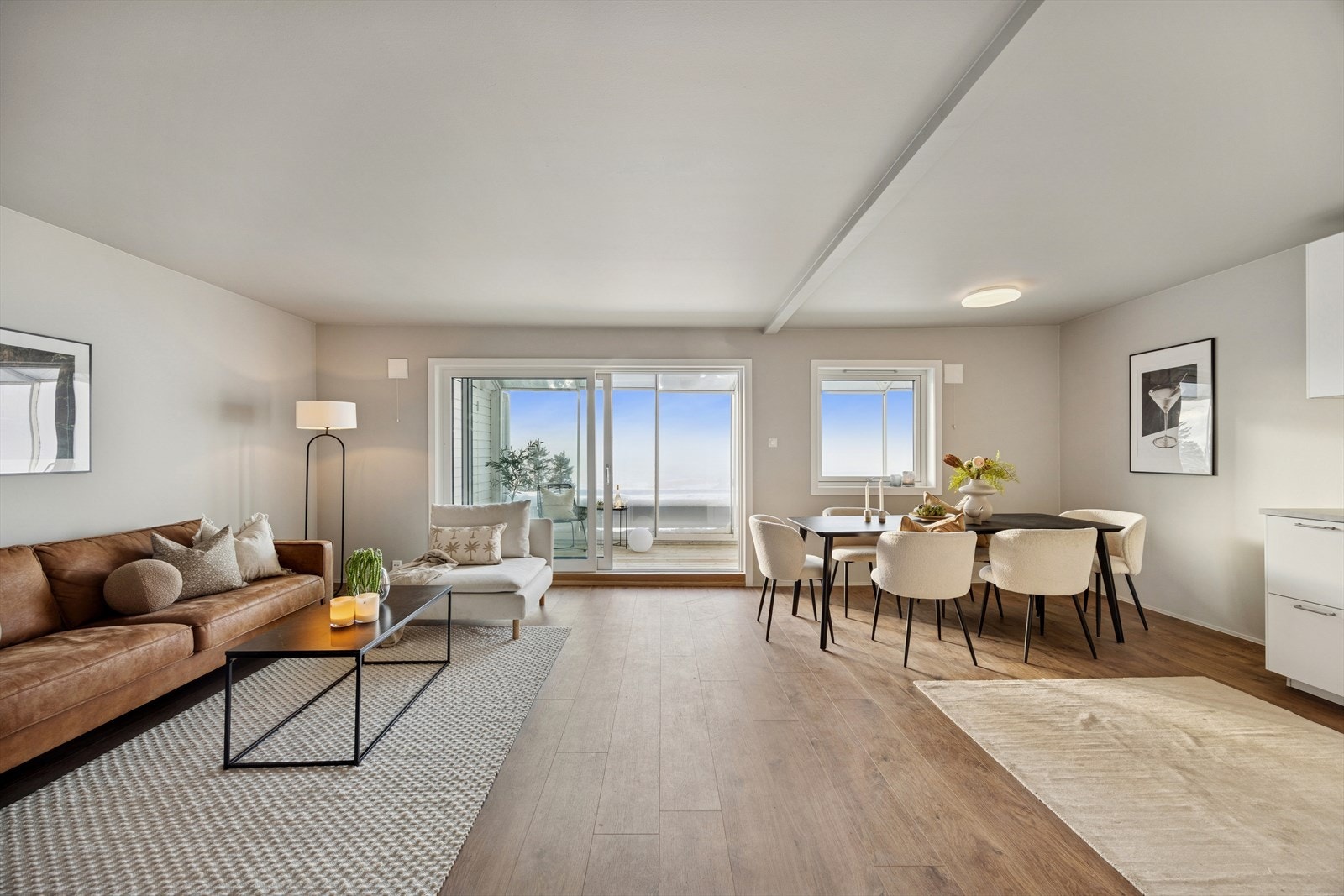 De store vindusflatene sammen med terrassedøren slipper inn godt med lys å skaper en luftig og fin atmosfære i rommet. Galleribilde